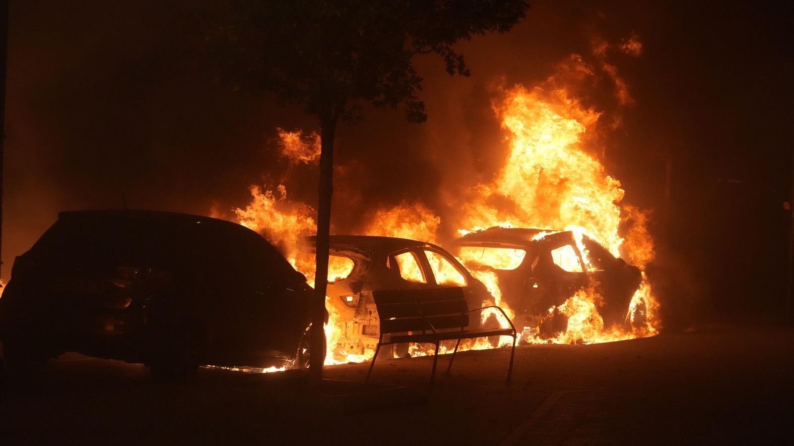 Varias personas incendian coches y contenedores, tras una concentración de diversos agentes sociales con el lema "Euskal Herrian Faxismoaren Ez!"