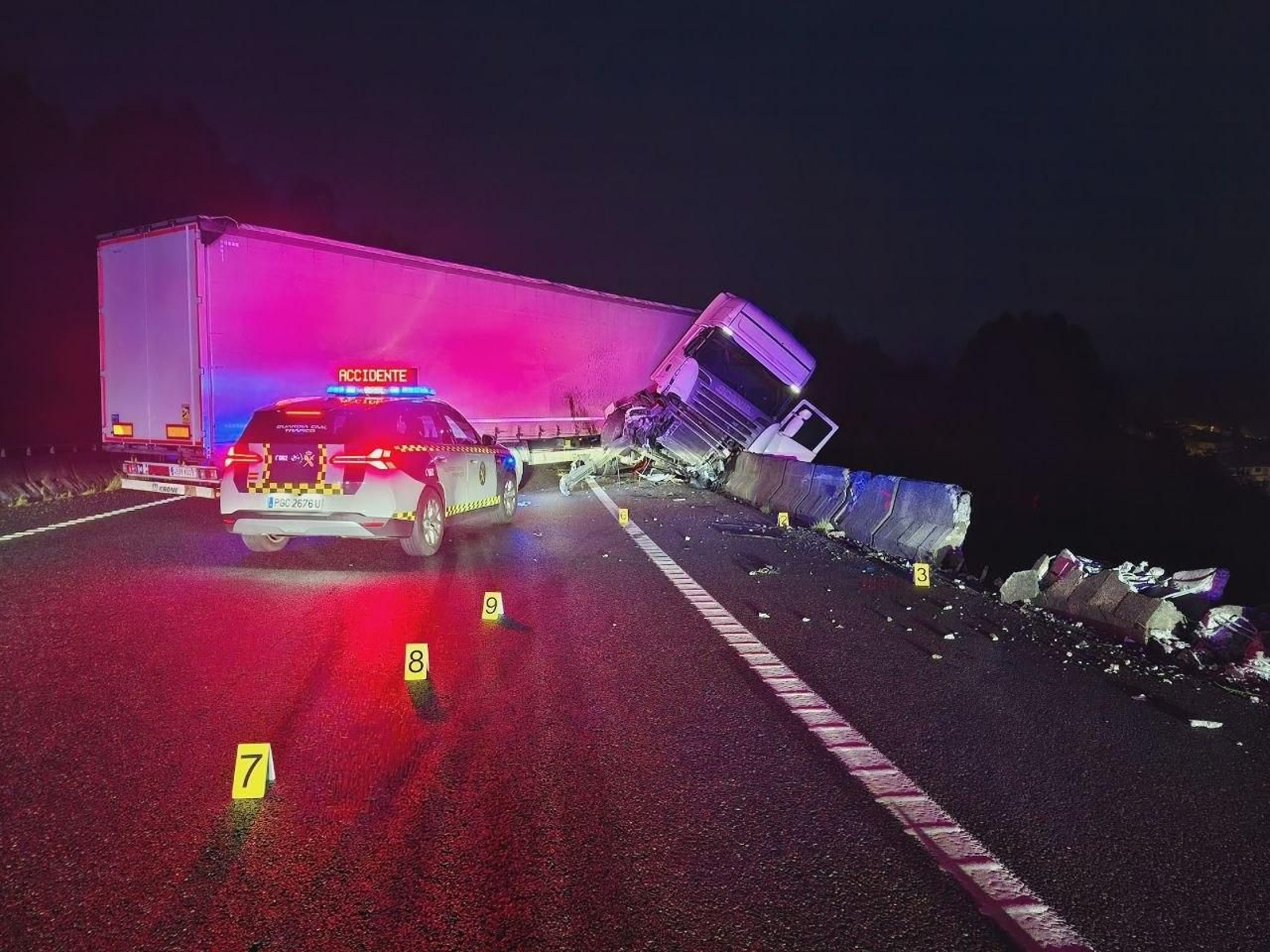 Estado en el que quedó el camión tras el accidente en la A-52.