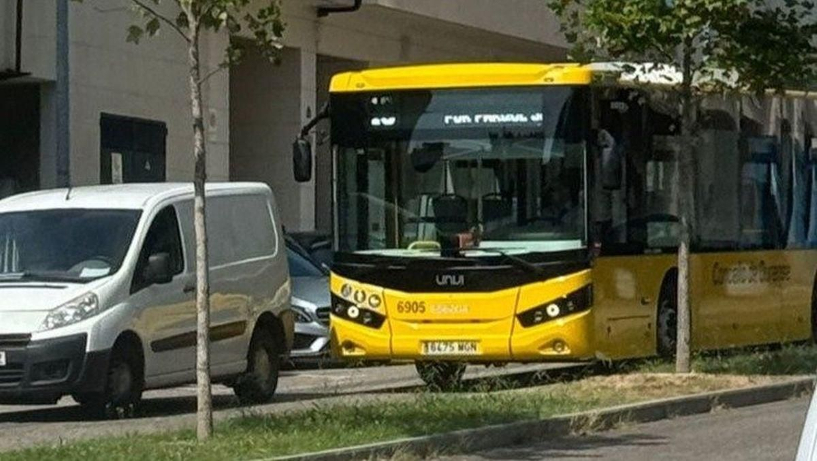 Autobús urbano circulando por Ourense.