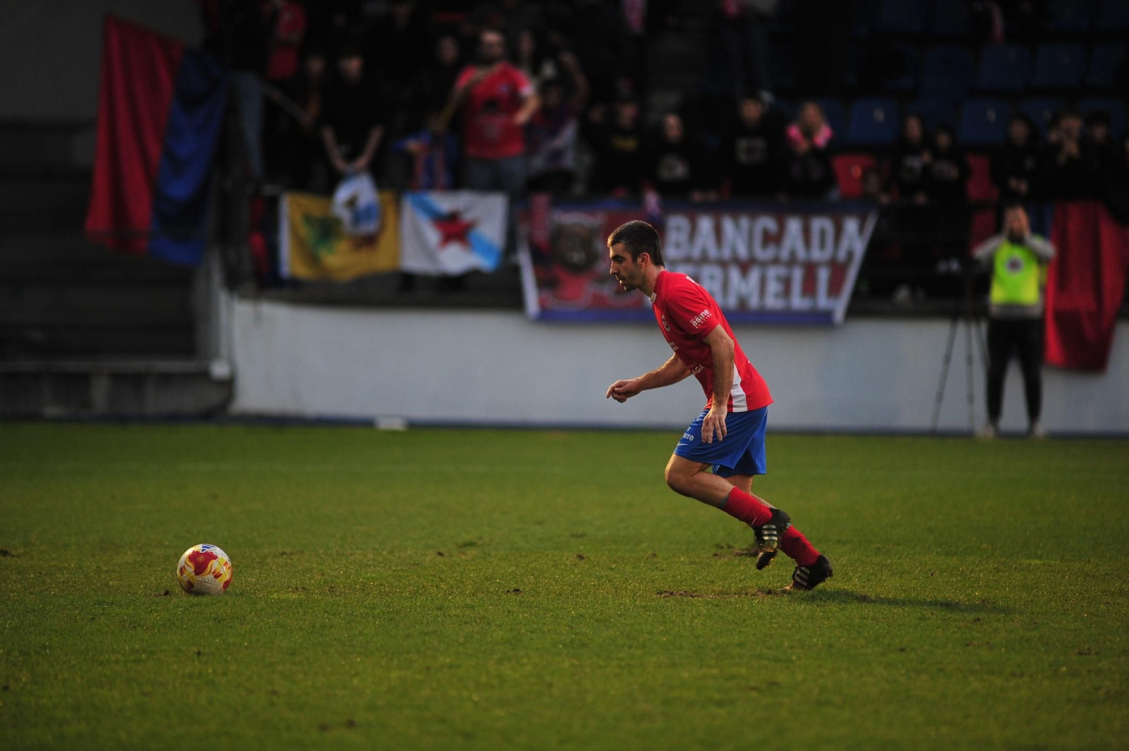 Galería | La UD Ourense gana y disfruta bajo la lluvia en O Couto