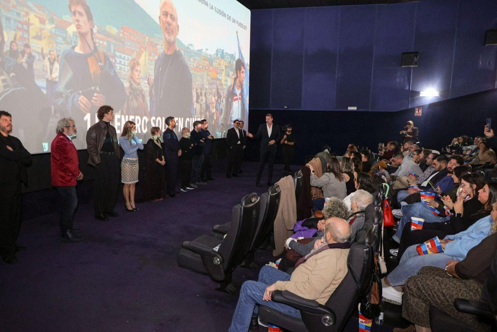 Público asistiendo al preestreno de 'Rondallas' en los Cines Tamberlick el pasado 11 de diciembre.