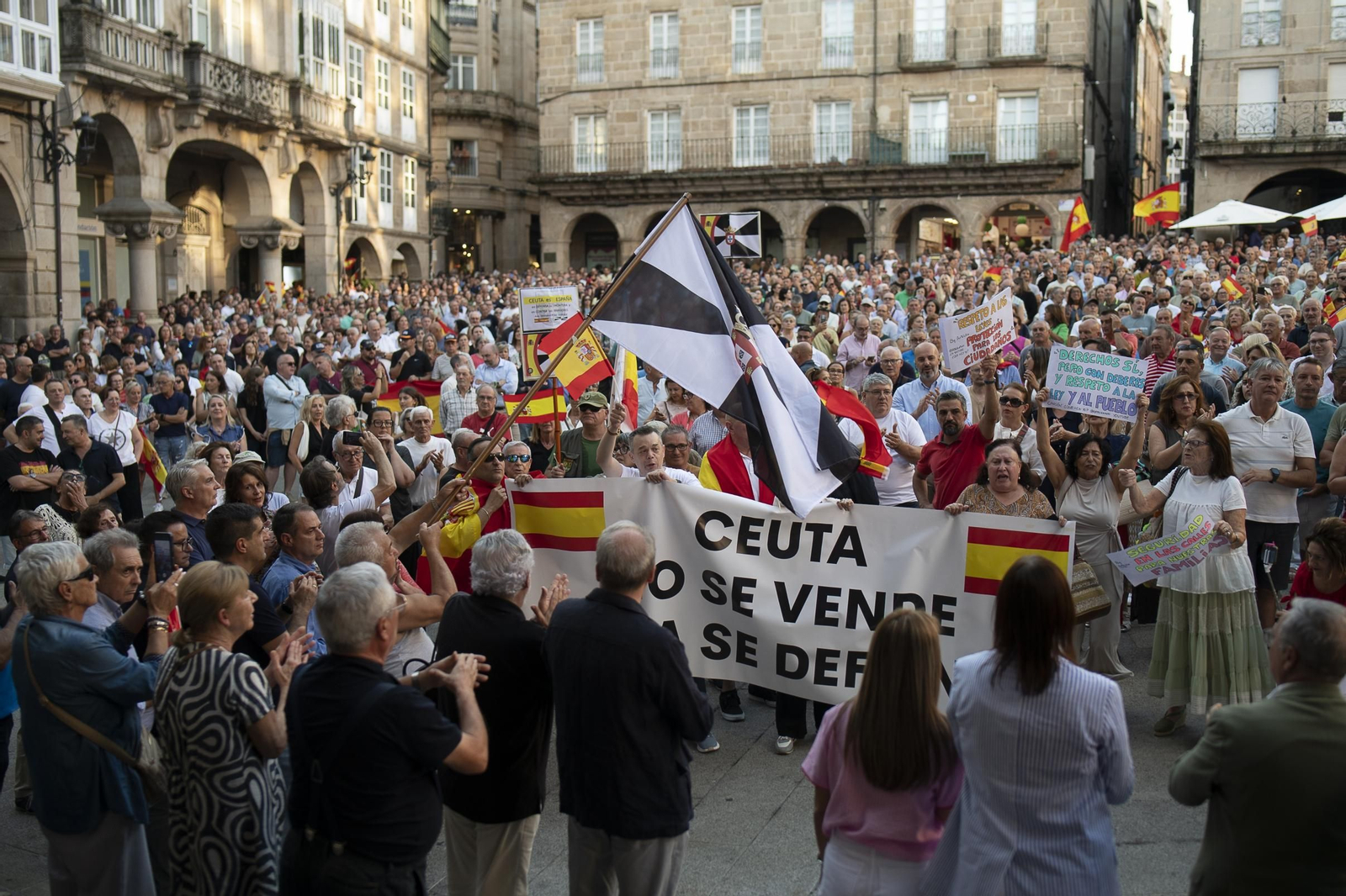 Vecinos y representantes políticos concentrados en la Praza Maior de Ourense frente al Concello durante la jornada de apoyo a Ceuta.