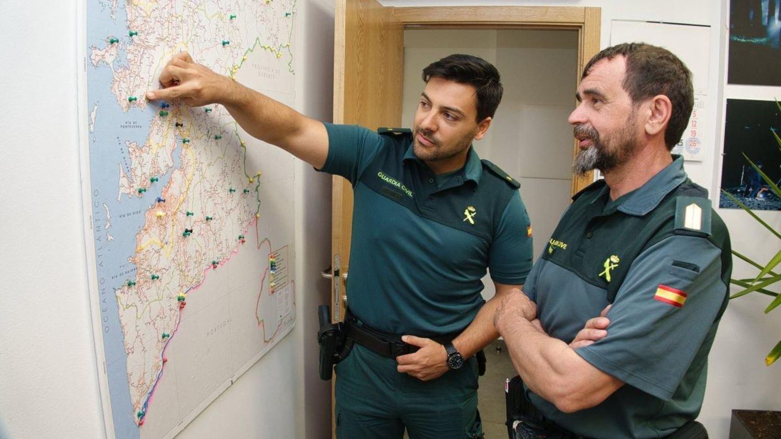 Arriba, Xacobe Galán, el jefe de la unidad, muestra el mapa a Rodríguez Pardo.