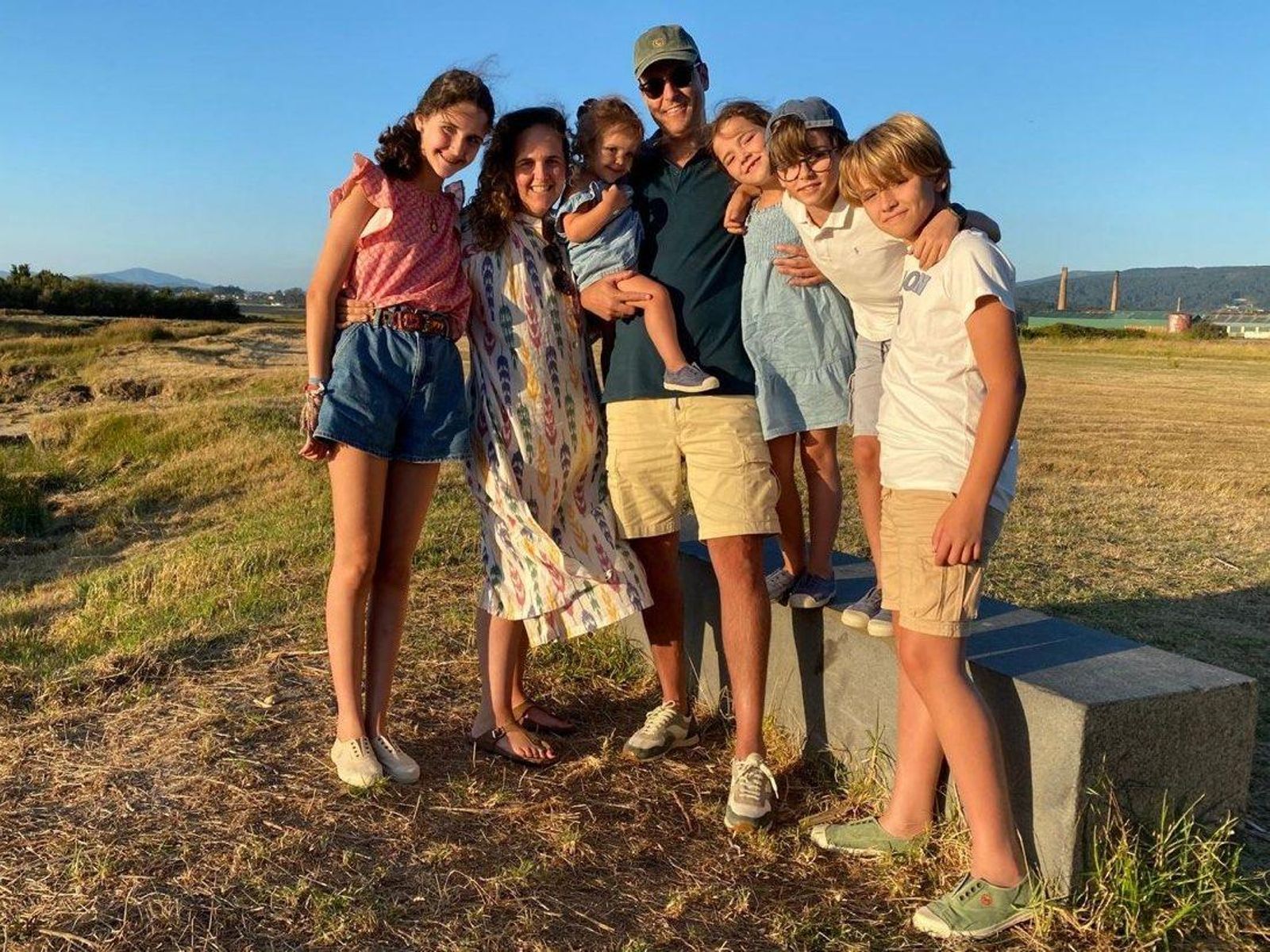 Javier Presas y su mujer, Carolina Braña, con sus hijos Macarena, Cayetana, Elena, Pedro y Andrés durante un viaje familiar.