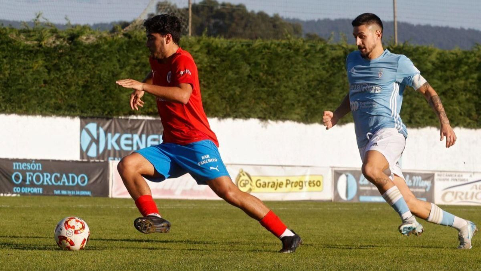 Parrilla, centrocampista de la UD Ourense, con el balón.