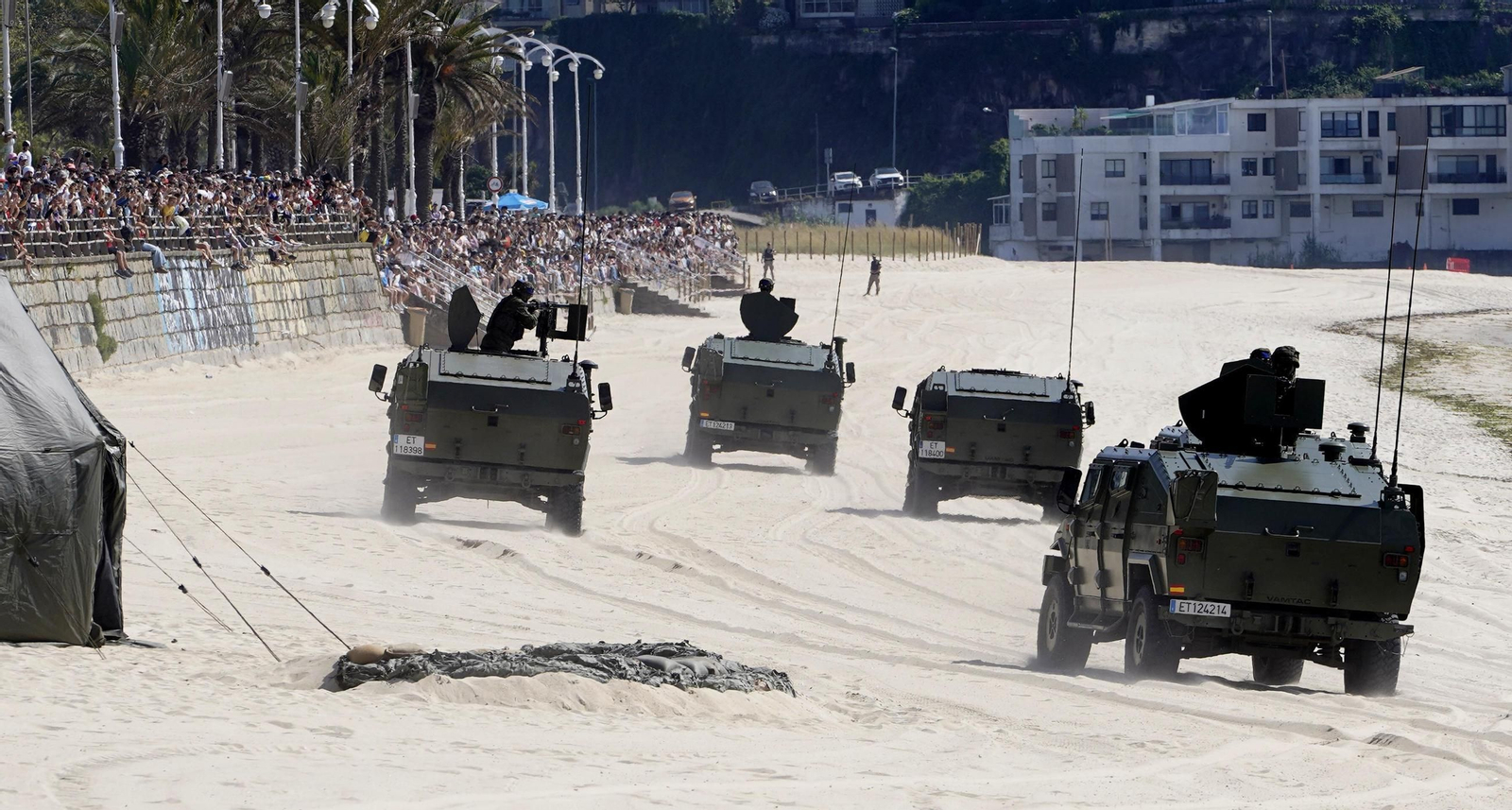 Galería | Felipe VI participa en la revista naval y presencia la exhibición de militares en Samil