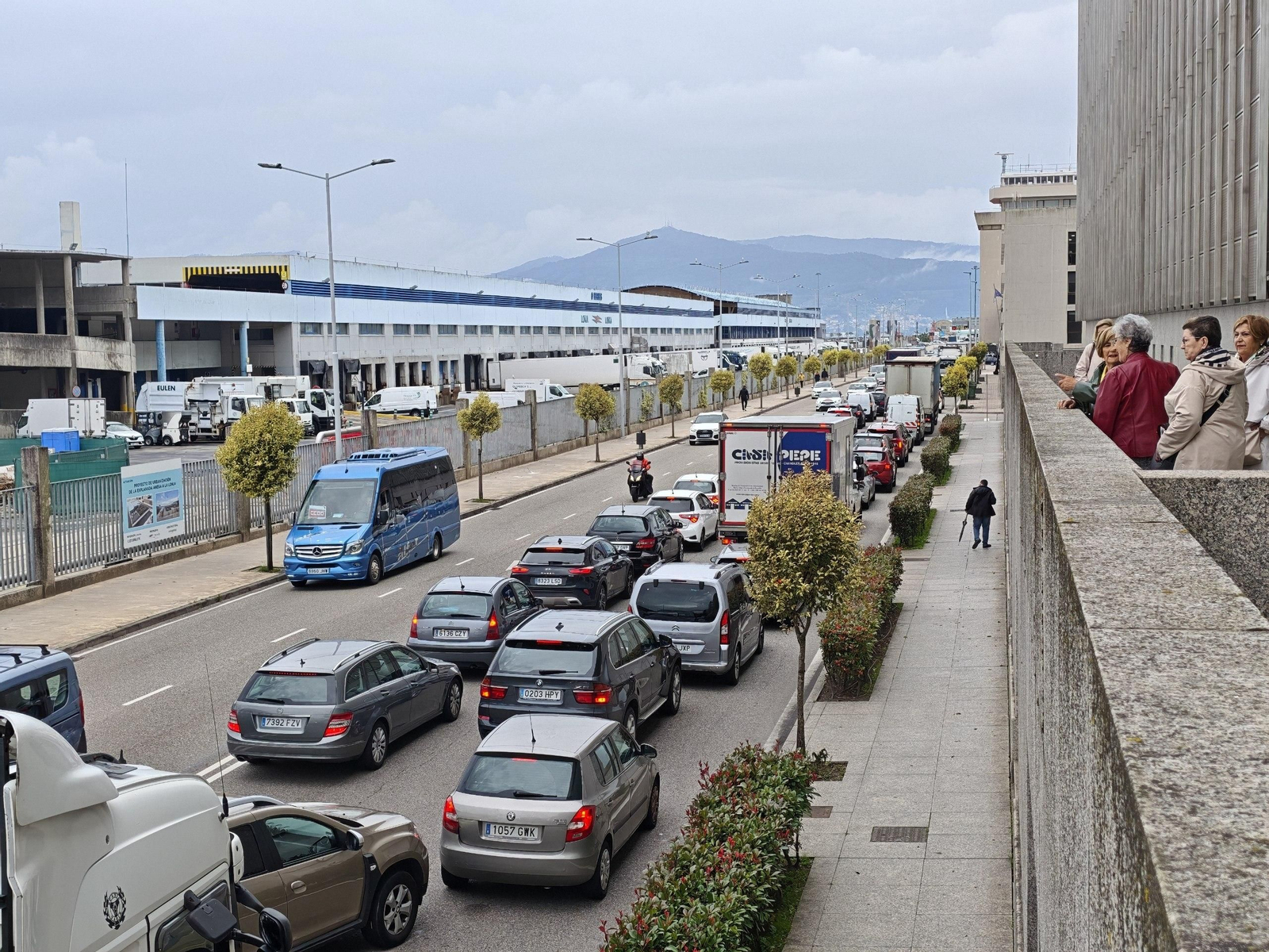 Tráfico lento en la avenida de Beiramar, dirección Teis.