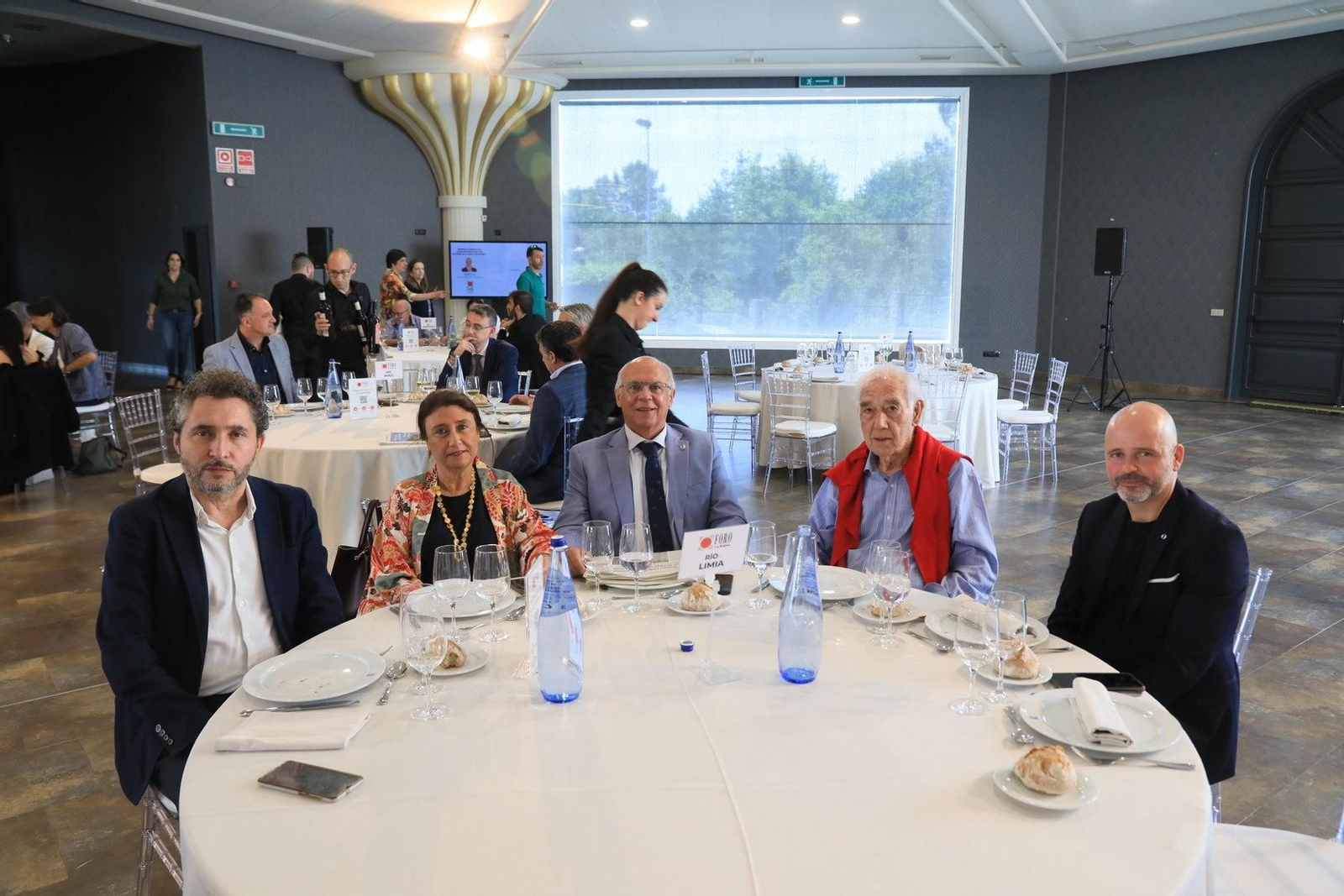 MESA RÍO LIMIA. Xaime Calviño, redactor jefe de La Región; Susana Díaz, gerente del Colegio de Economistas de Ourense; Julio Vila, vicedecano del Colegio de Economistas de Ourense; Nemesio Barxa, abogado, y Marcos Otero, de La Región.