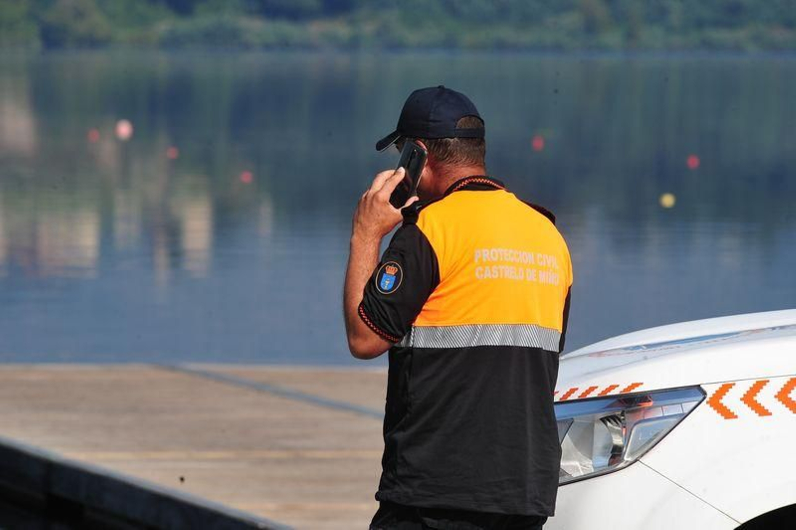 Un miembro de Protección Civil en el embalse de Castrelo, donde ocurrió el suceso (FOTO: José Paz).
