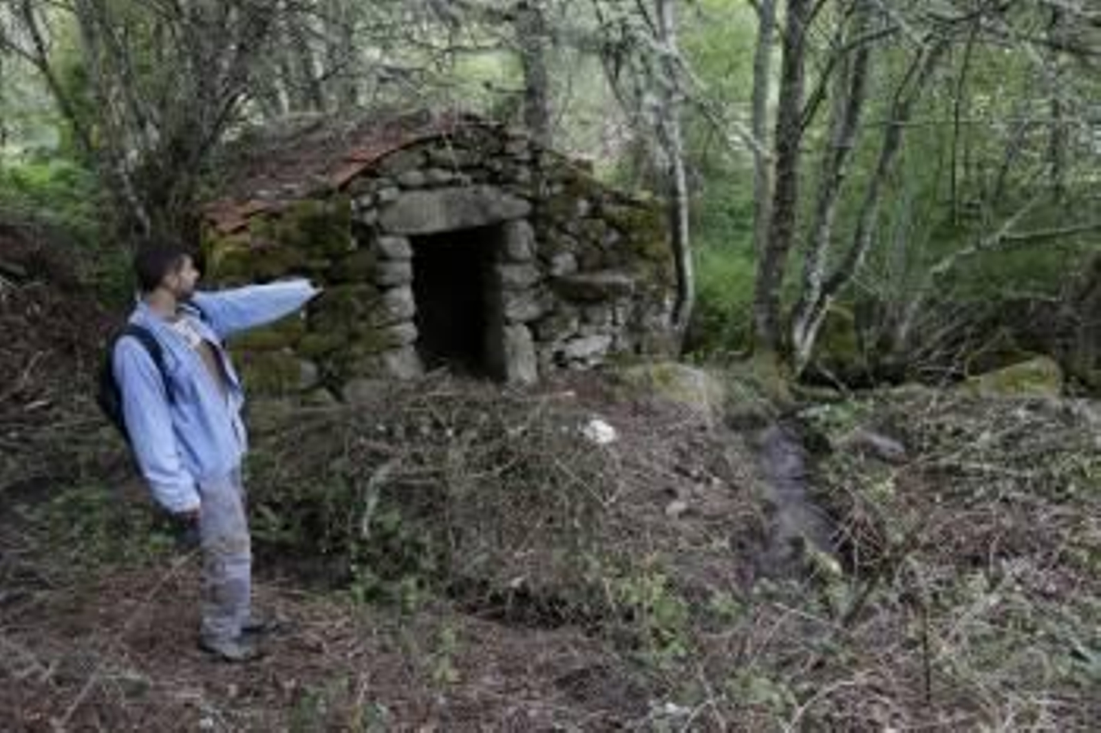 Ruben Fernandez Villarino muestra el Muiño do Campo, uno de los reclamos de na ruta por Pereira. (Foto: XESÚS FARIÑAS.)