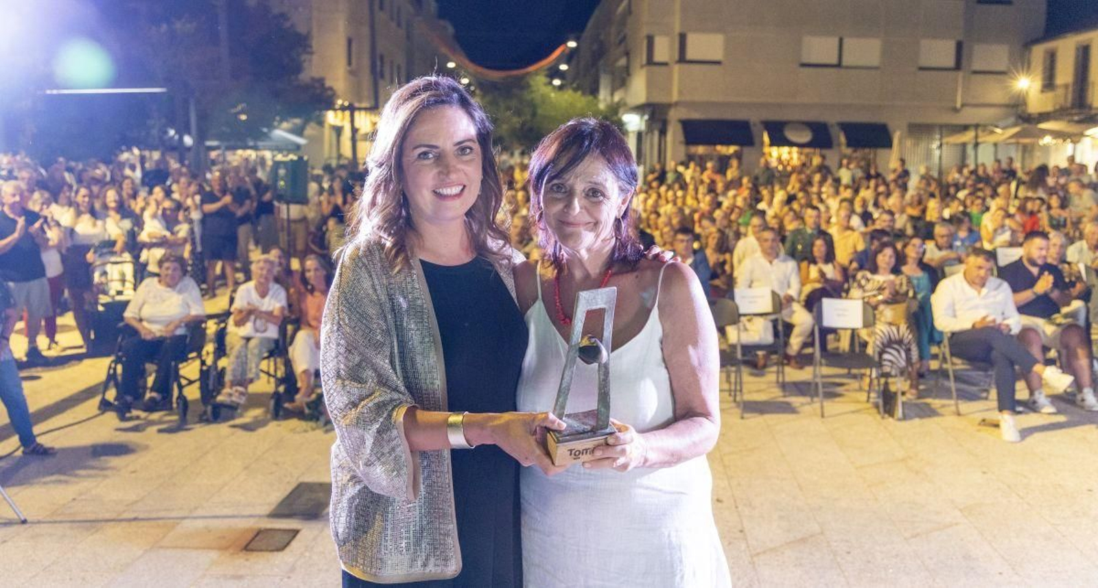 La alcaldesa de Tomiño, Sandra González, con Ana Isabel Forneiro durante el homenaje.