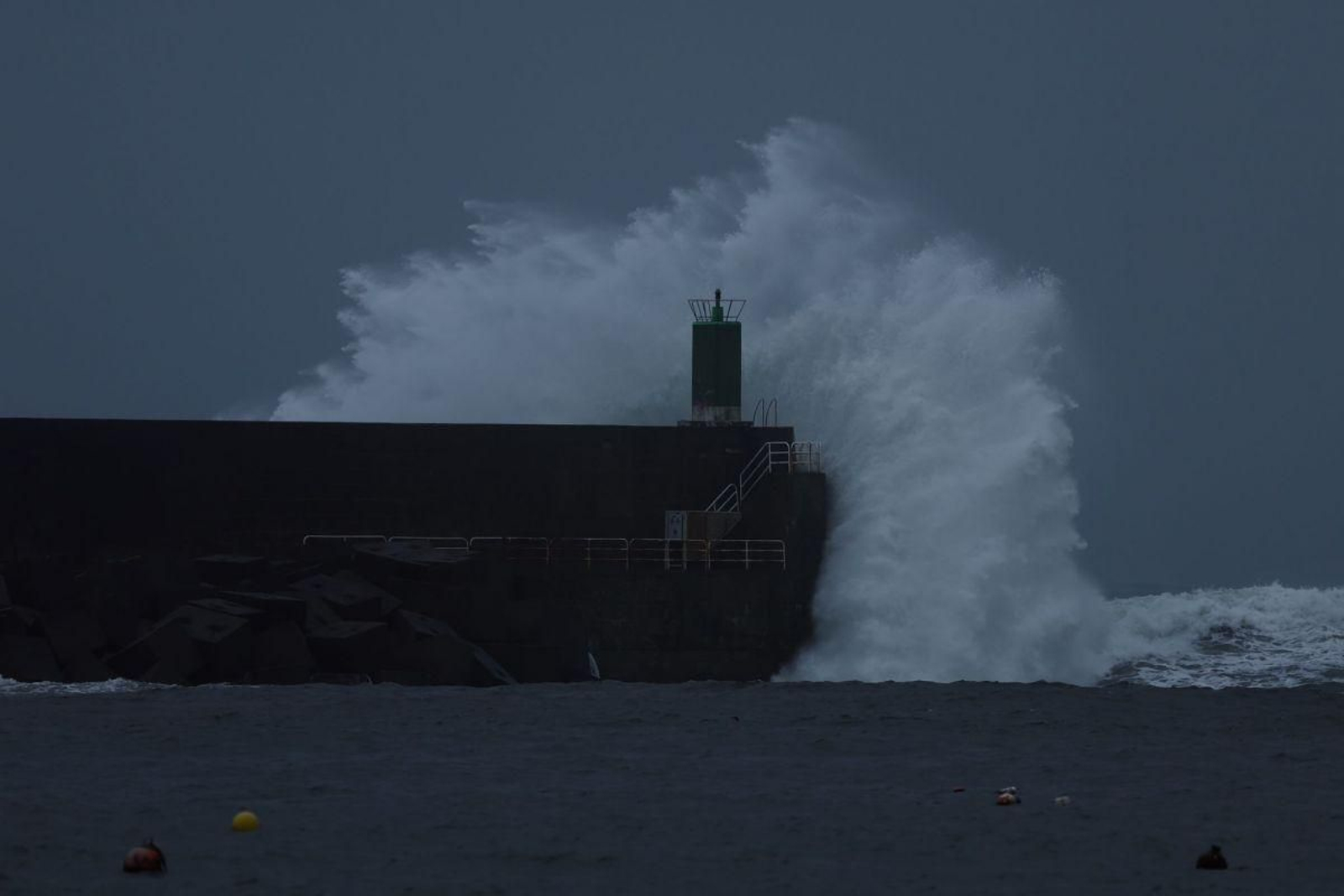 Enormes olas ayer en el espigón del puerto de A Guarda debido a los fuertes vientos que soplaron en la costa de la provincia.