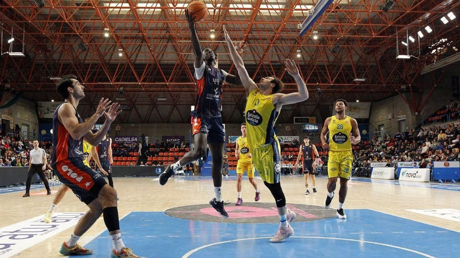 El local Thiam trata de anotar sobre Mendikote en el partido disputado en El Plantío.