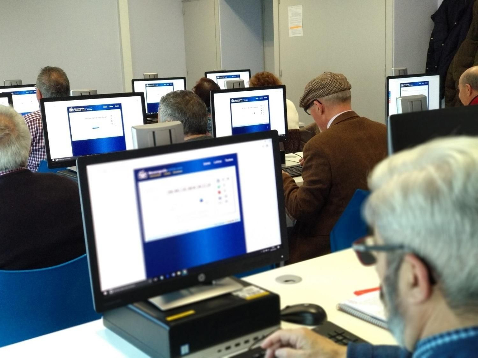 Mayores formándose en habilidades tecnológicas.