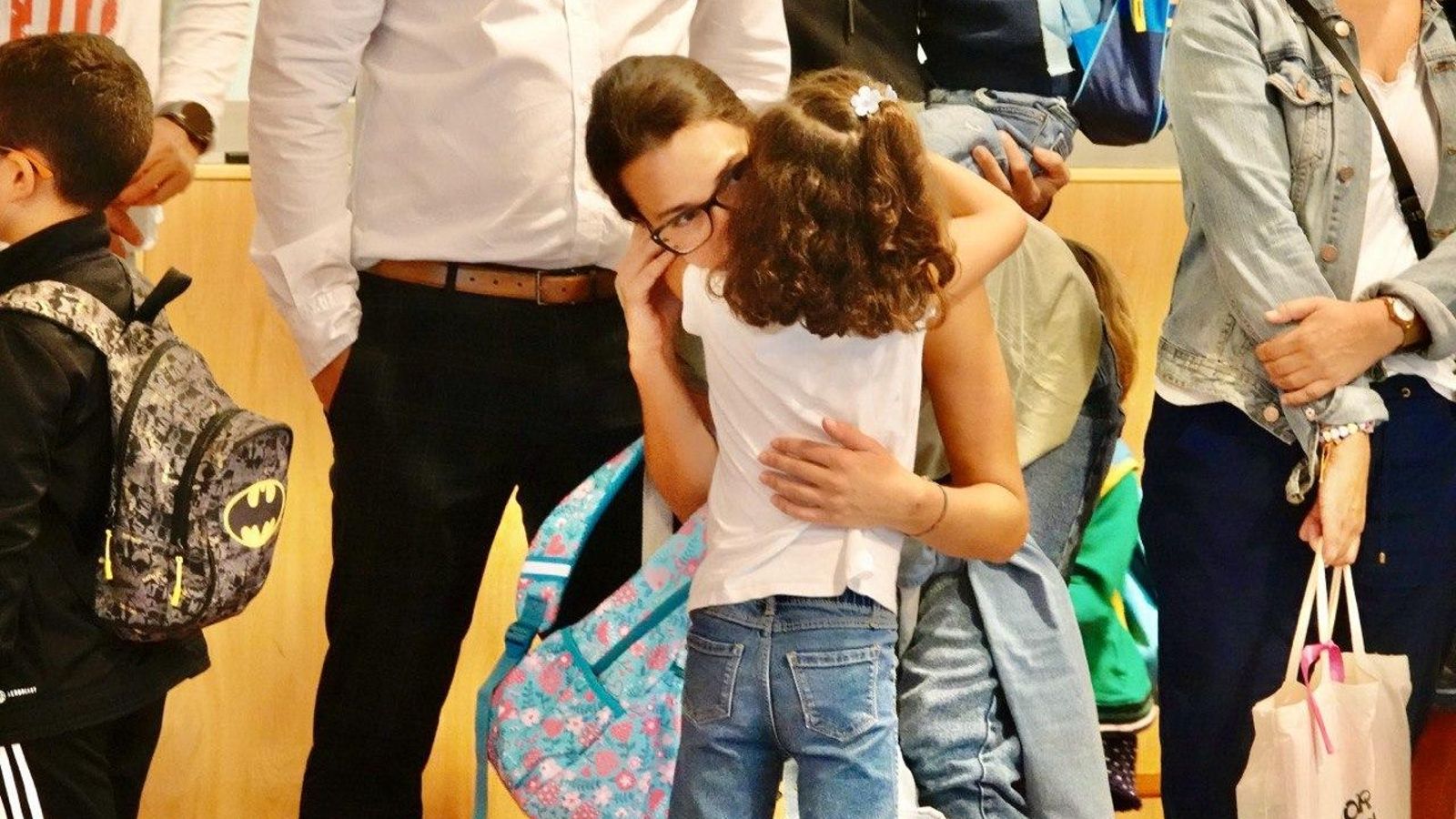 Una madre se despide de su hija antes de entrar en el colegio, el primer día de clase, en Vigo. // Vicente Alonso