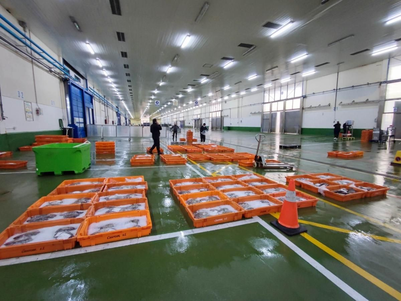 La lonja de O Berbés registró una actividad mínima por segundo día consecutivo debido a la huelga de camiones y no poder transportar el pescado.