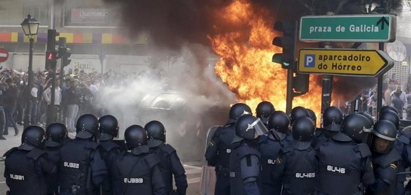 Manifestantes del Cerco incendian barricadas ante la sede del pleno del Parlamento de Galicia