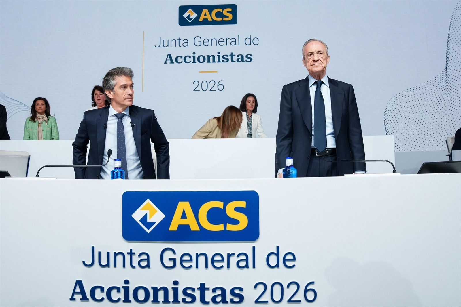 Florentino Pérez y Juan Santamaría durante la junta de ACS
