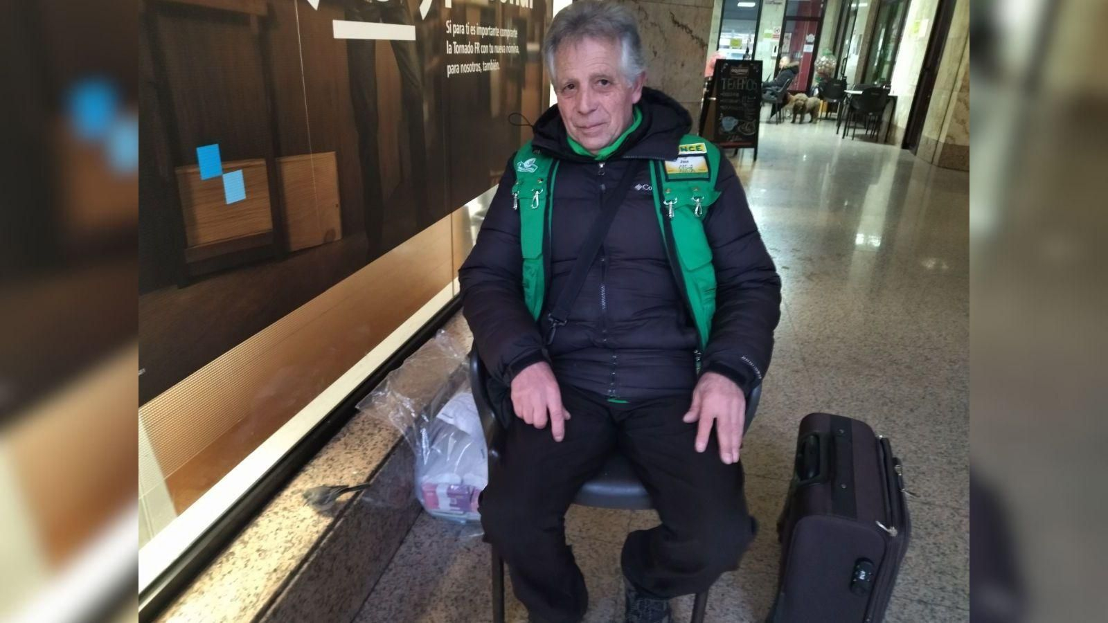 La pequeña ave, a la izquierda de José Zúñiga en la foto.