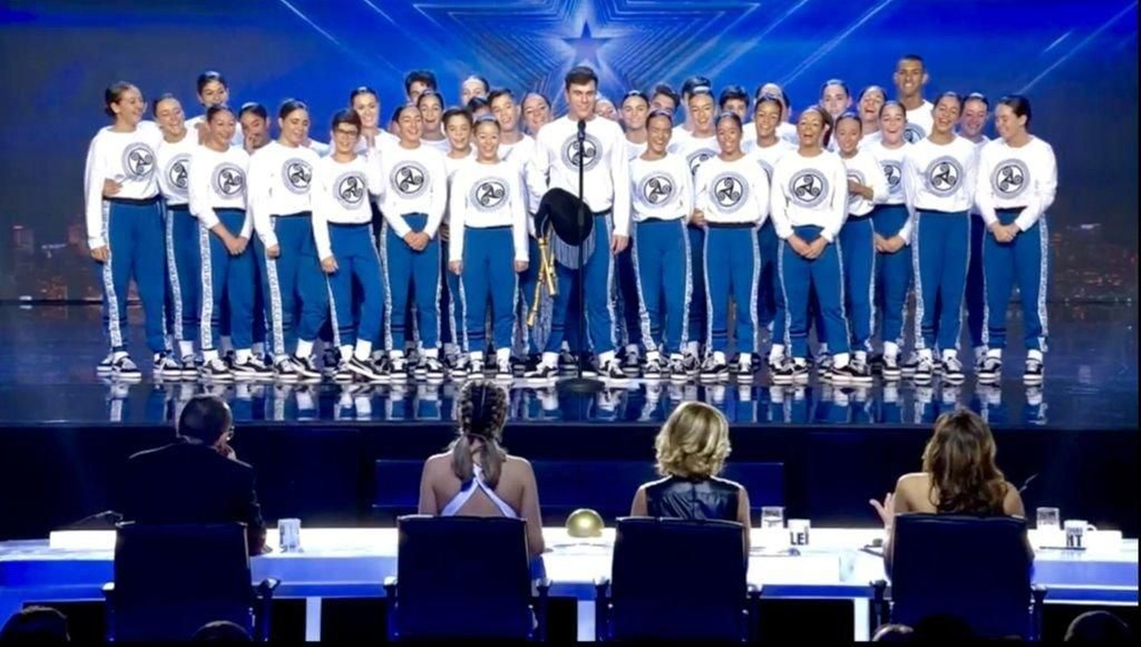 El momento de la presentación de los cincuenta alumnos de la escuela de danza viguesa, Media Punta, ante el jurado de “Got Talent”.