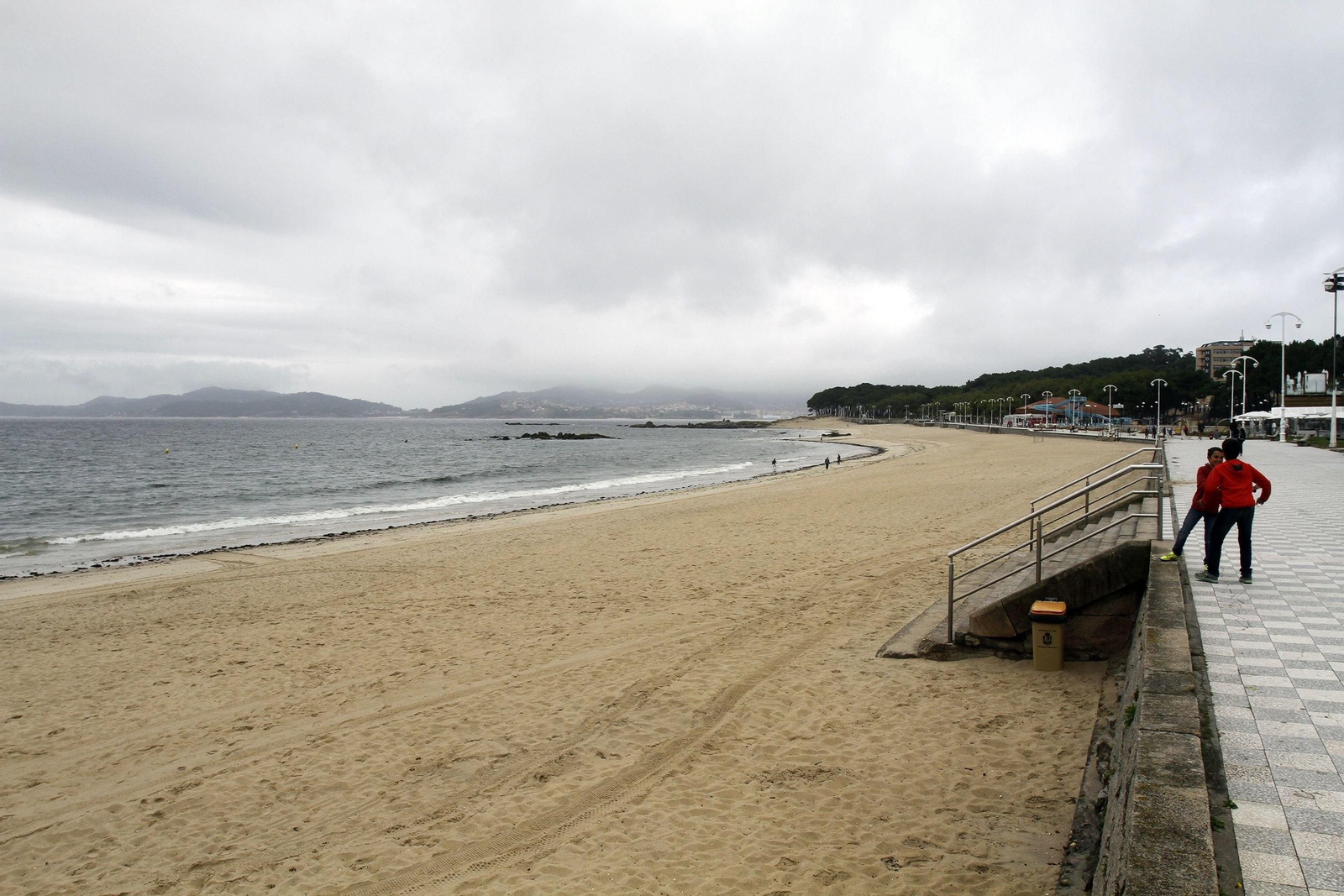 Samil vacía en una jornada de mal tiempo en la costa.