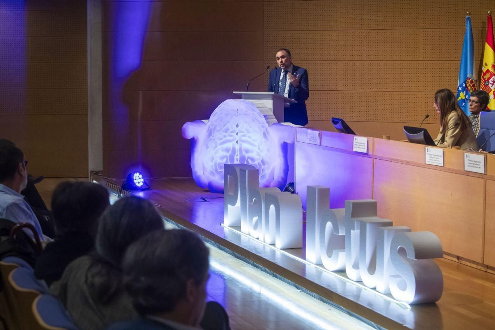 El conselleiro Comesaña, durante la inauguración en Santiago de la jornada sobre el ictus.