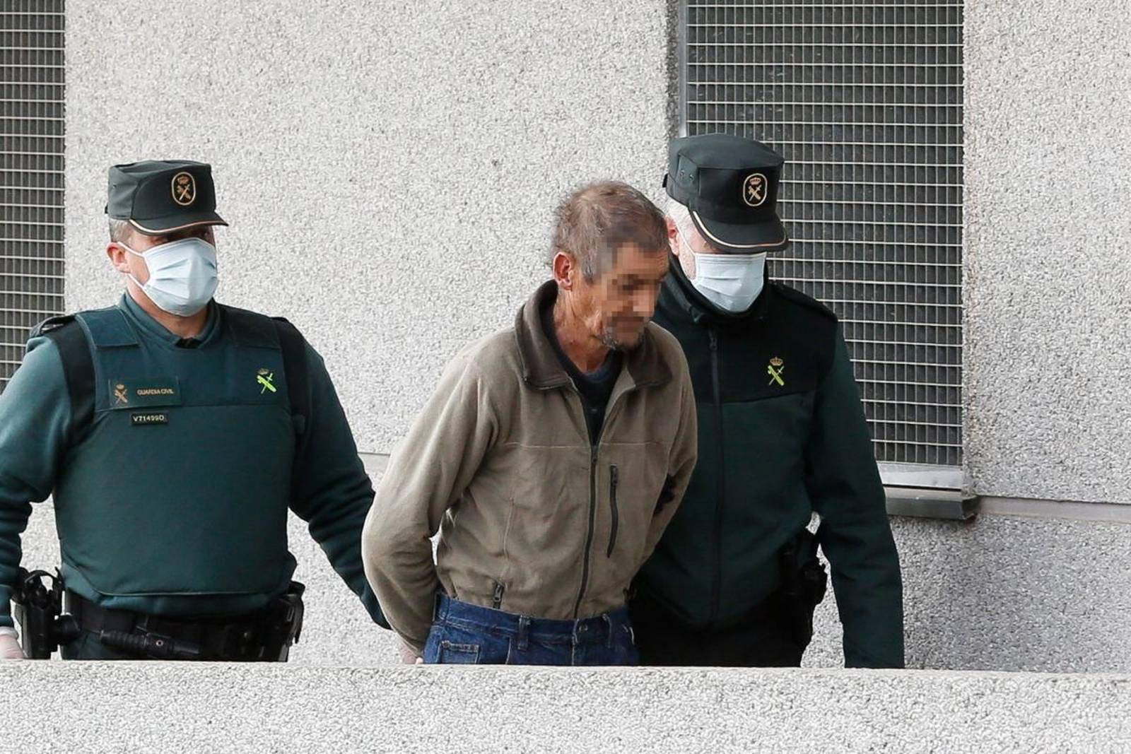 El detenido por el crimen de Rábade junto a un guardia civil.