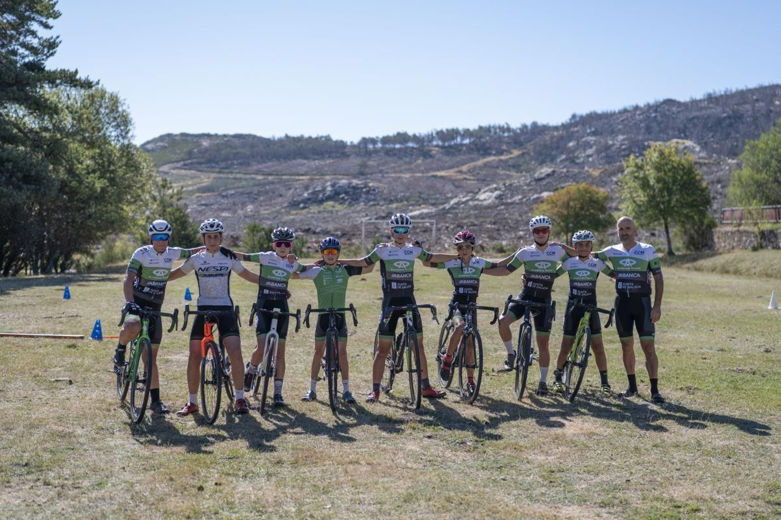 La expedición del Club Ciclista Maceda, encabezada por Xulio Conde, en los los Stages La Región en la estación de Manzaneda.