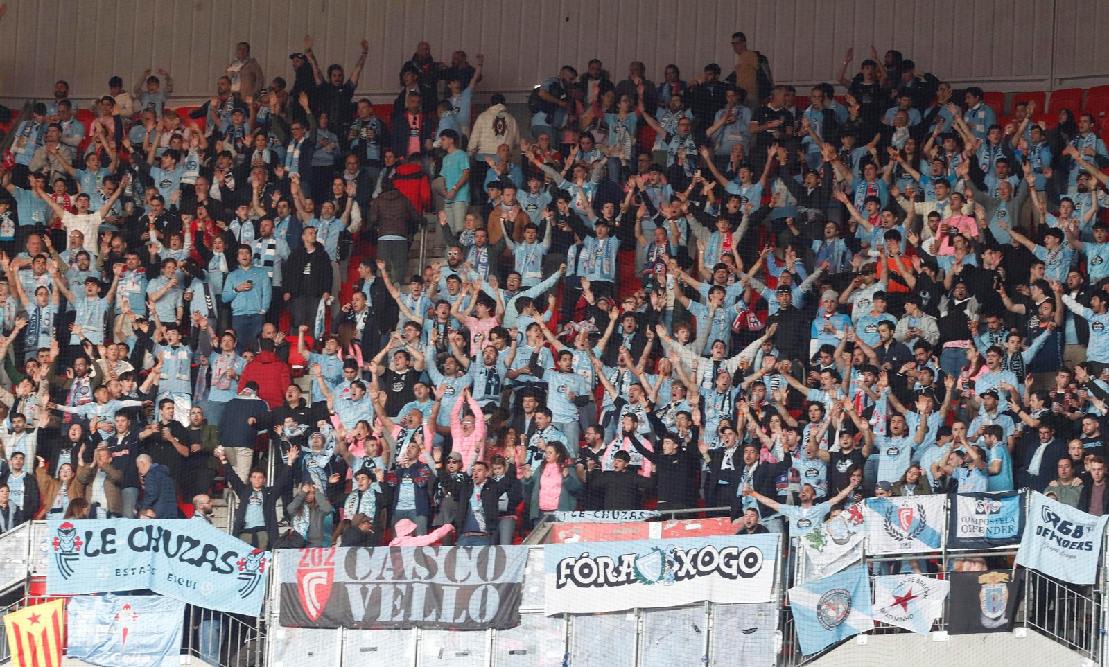 Aficionados celestes en el Groupama Stadium (2)