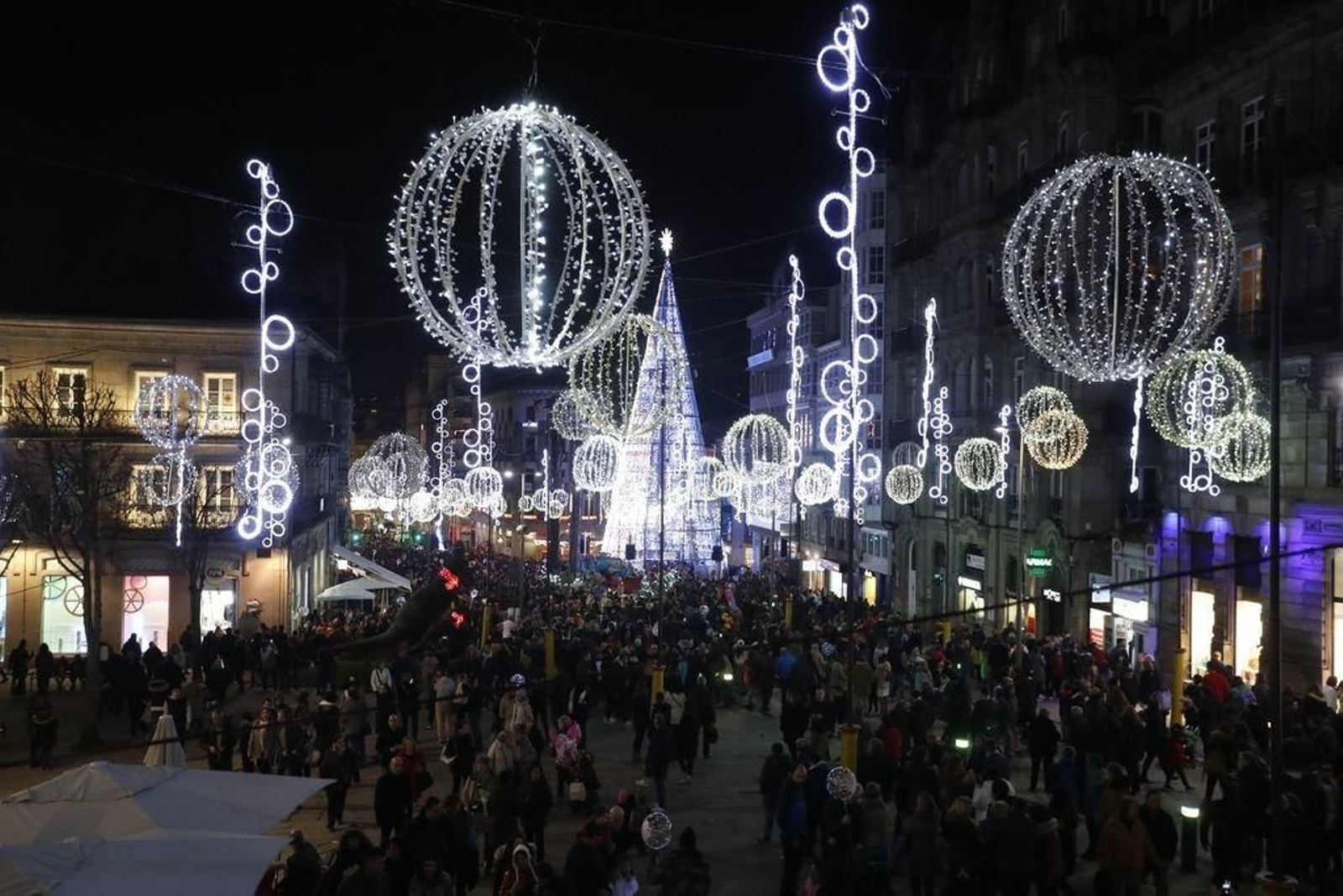 Los turistas invaden Vigo en el Puente324