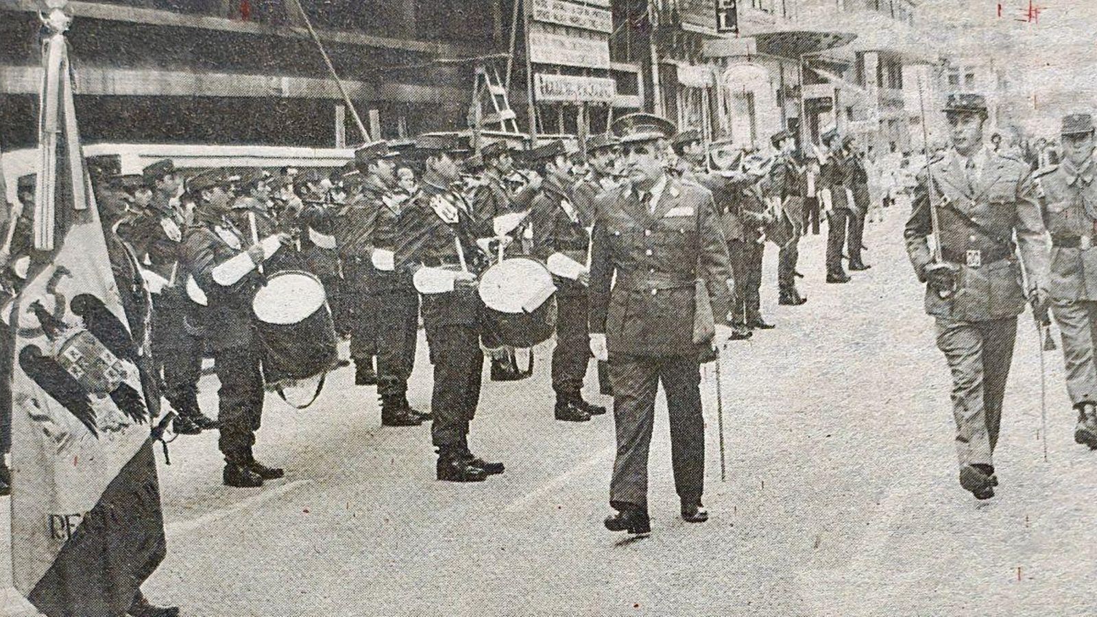 El capitán general de Galicia pasa revista en Orense.