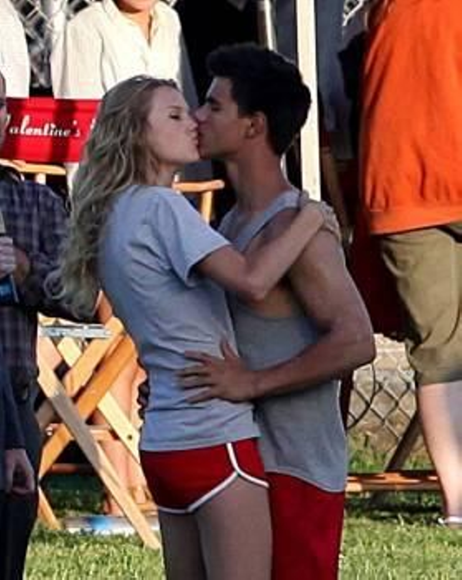 Taylor Swift y Taylor Lautner, besándose.