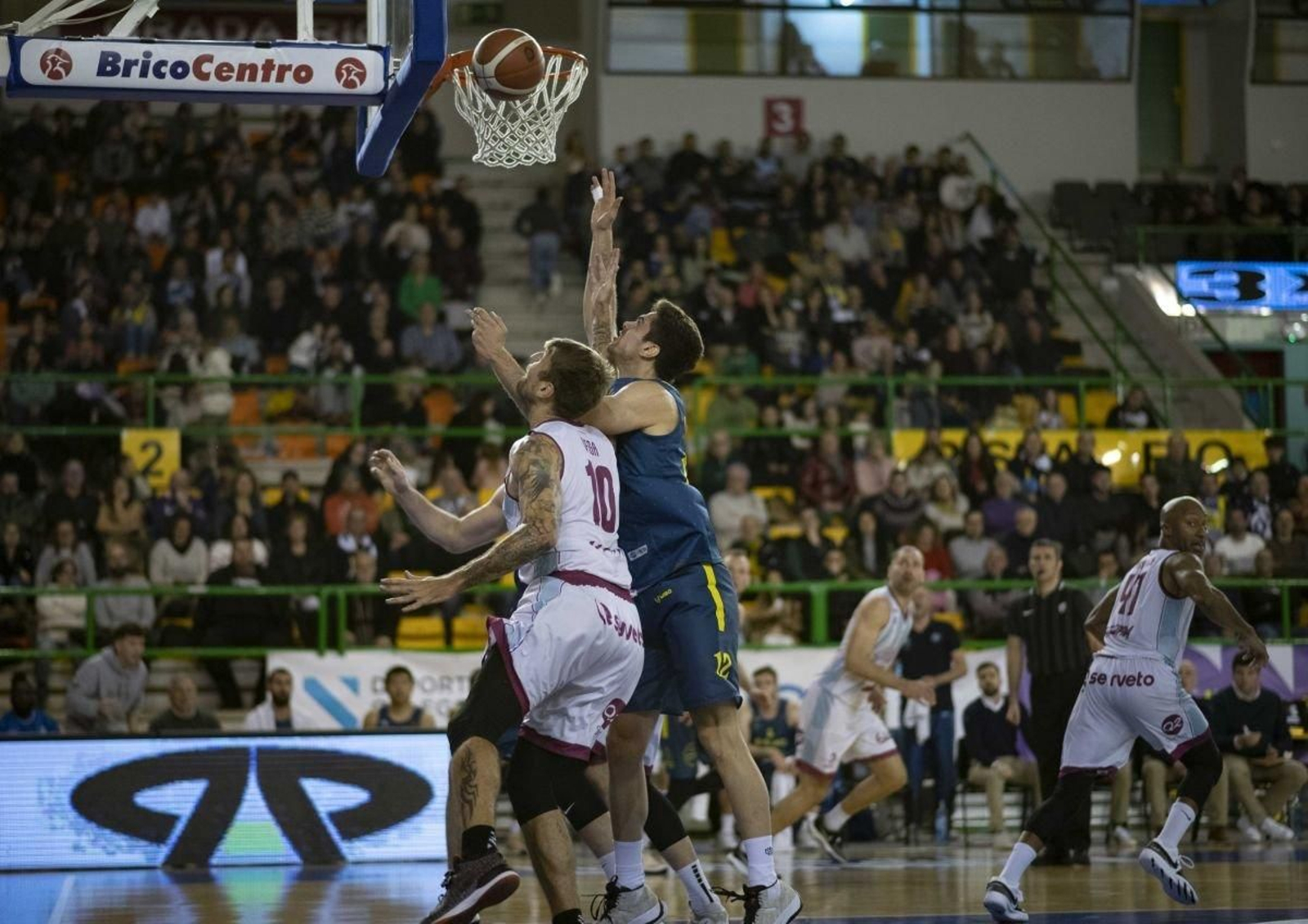 El ala pivot del COB Samu Rodríguez lucha contra Javi Vega por un rebote durante el partido.