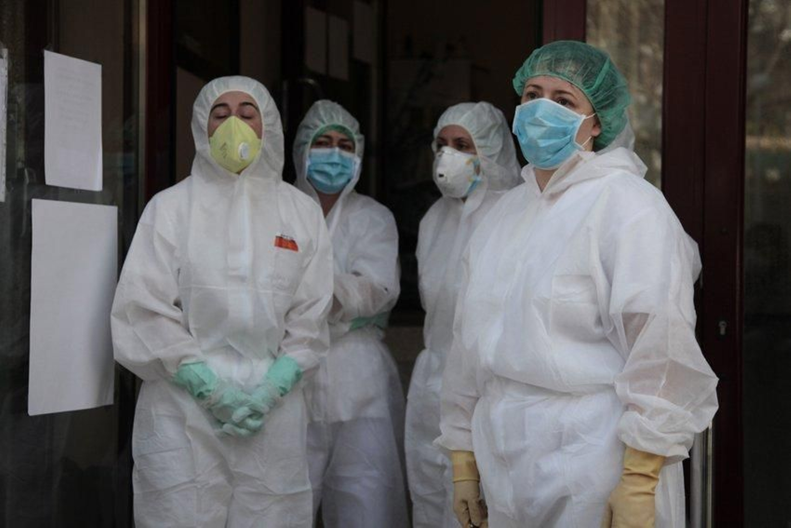 Trabajadoras con mascarillas y gorros de protección.