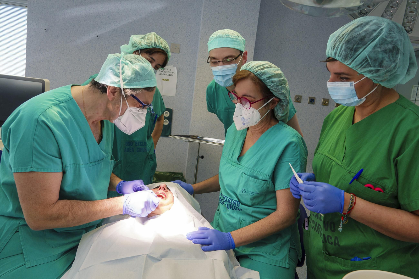 El equipo de Maxilofacial en una intervención, con los cirujanos Pedro Martínez Seijas y Martín Fernández Ferro.