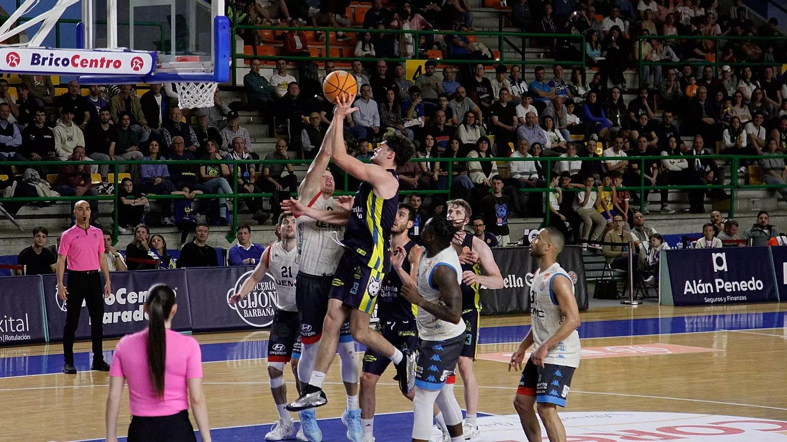 Santi Paz a punto de anotar para el COB