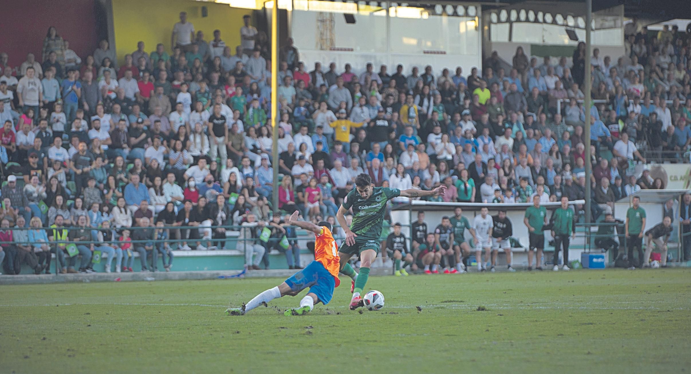 El mediapunta del Arenteiro Pibe, intenta superar a un rival en Espiñedo. (MARTIÑO PINAL)