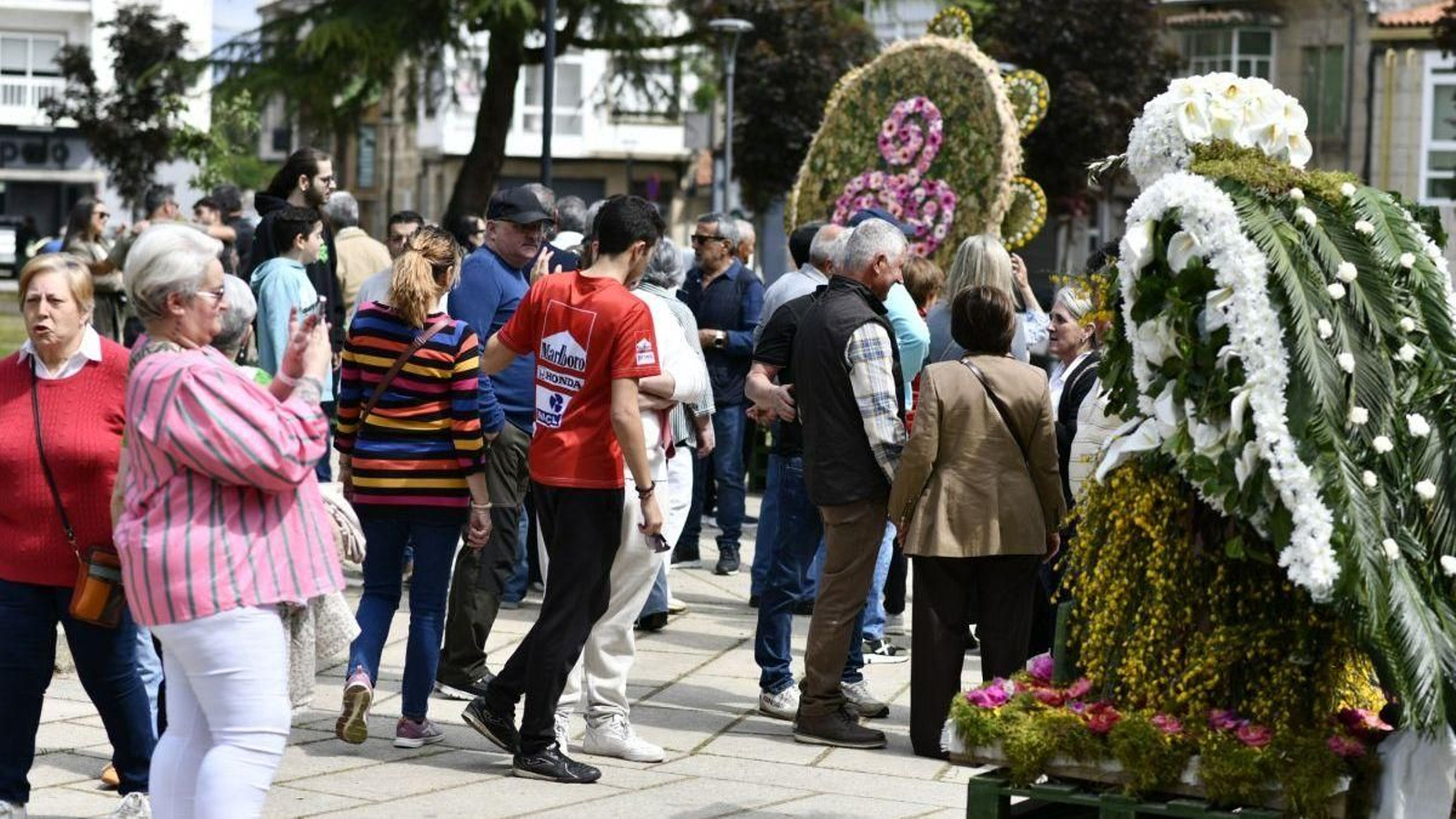 Numeroso público recorrió el recinto que acogía las propuestas de maios.