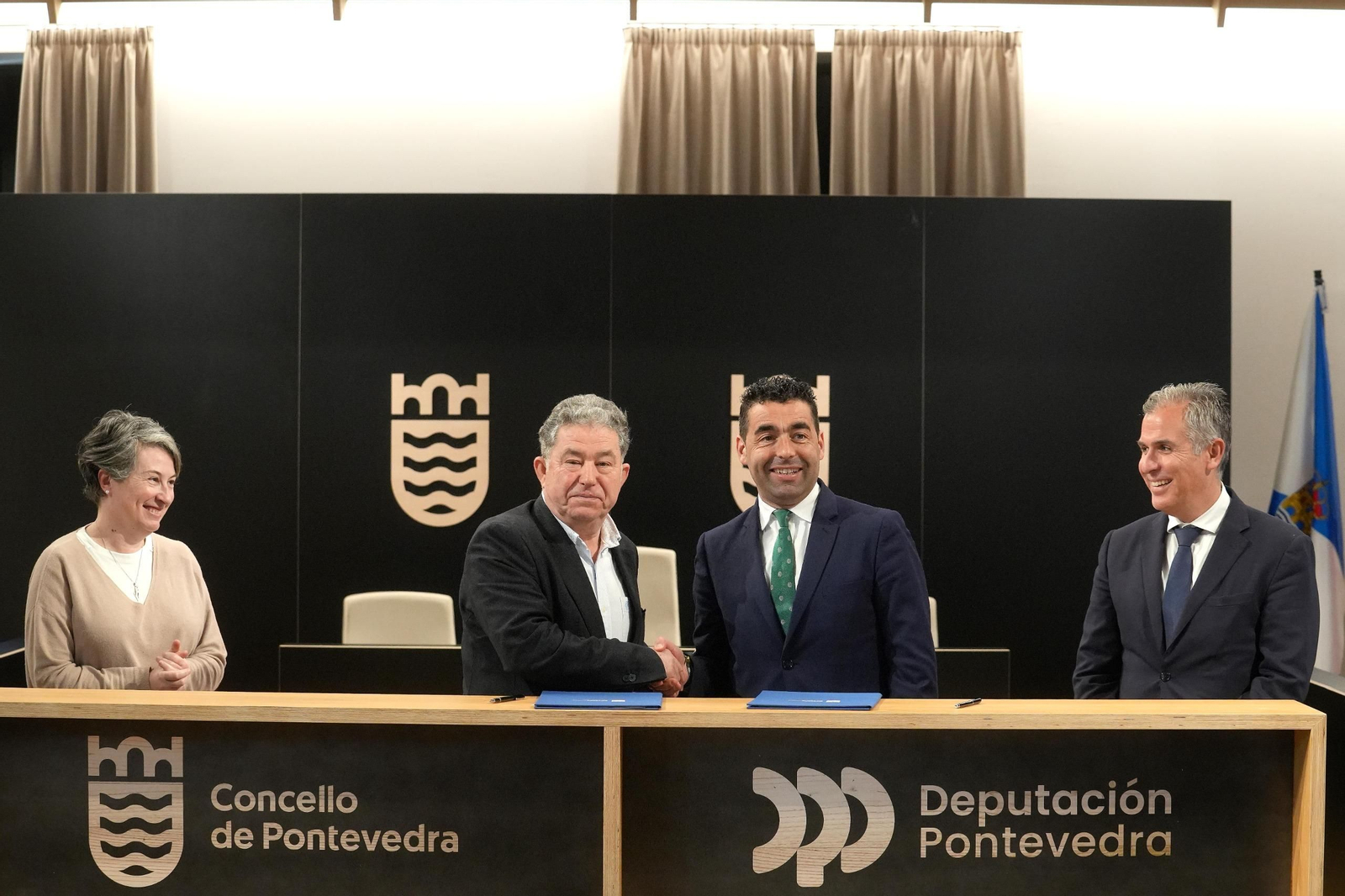Lores y López firmando la adenda en la Casa Consistorial con la edil Eva Vilaverde y el vicepresidente Rafa Domínguez.