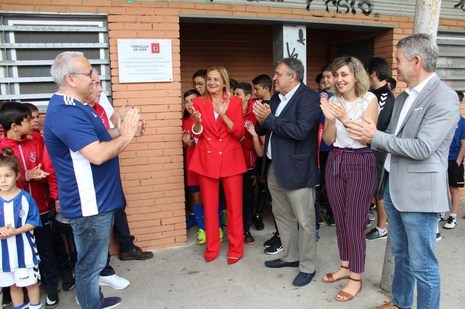 Carmela Silva inaguró ayer el renovado campo de A Bouza.