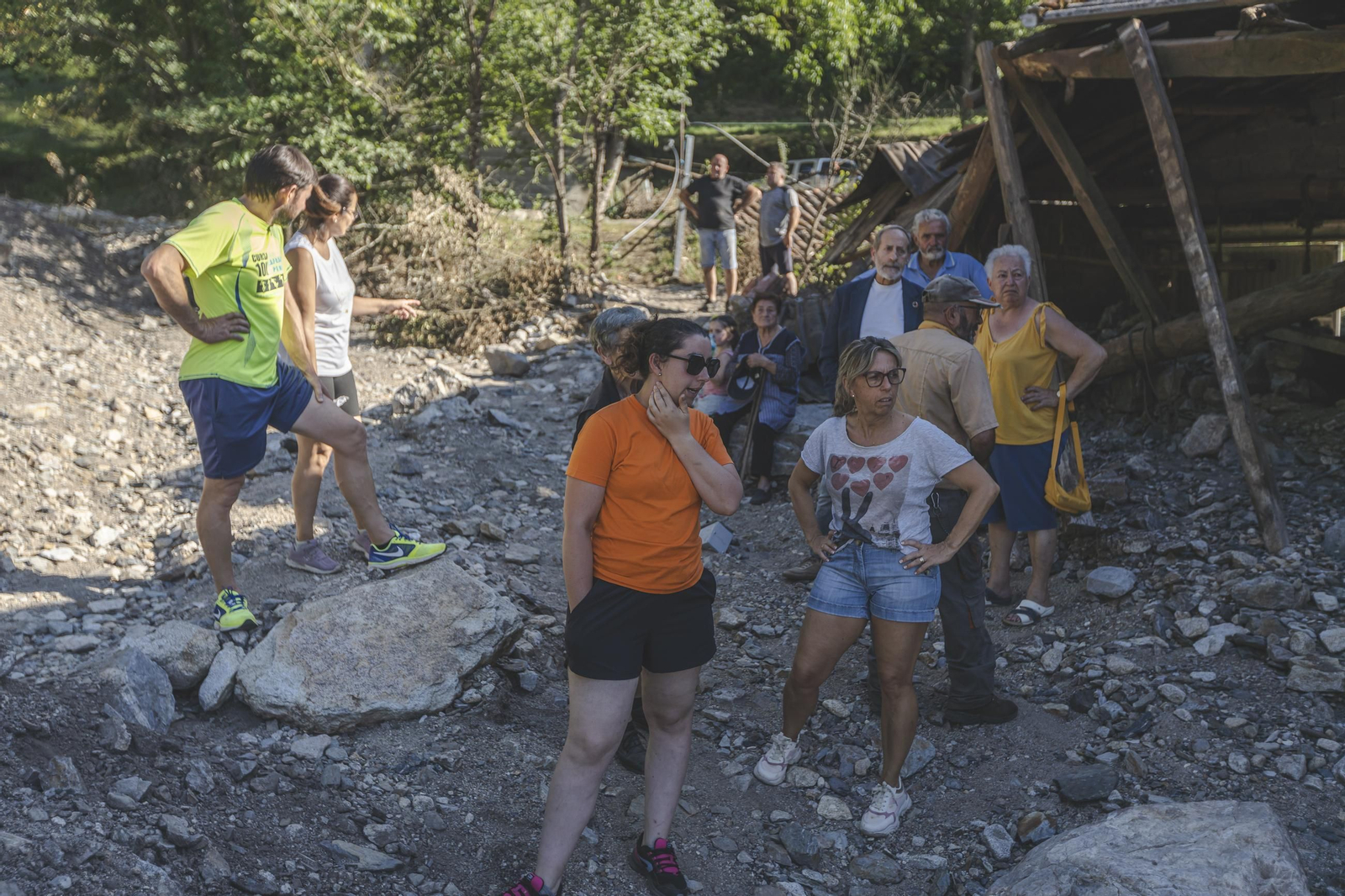Galería | La huella del desastre dejado por la riada en A Bouza y acentuado por la parálisis, en fotos