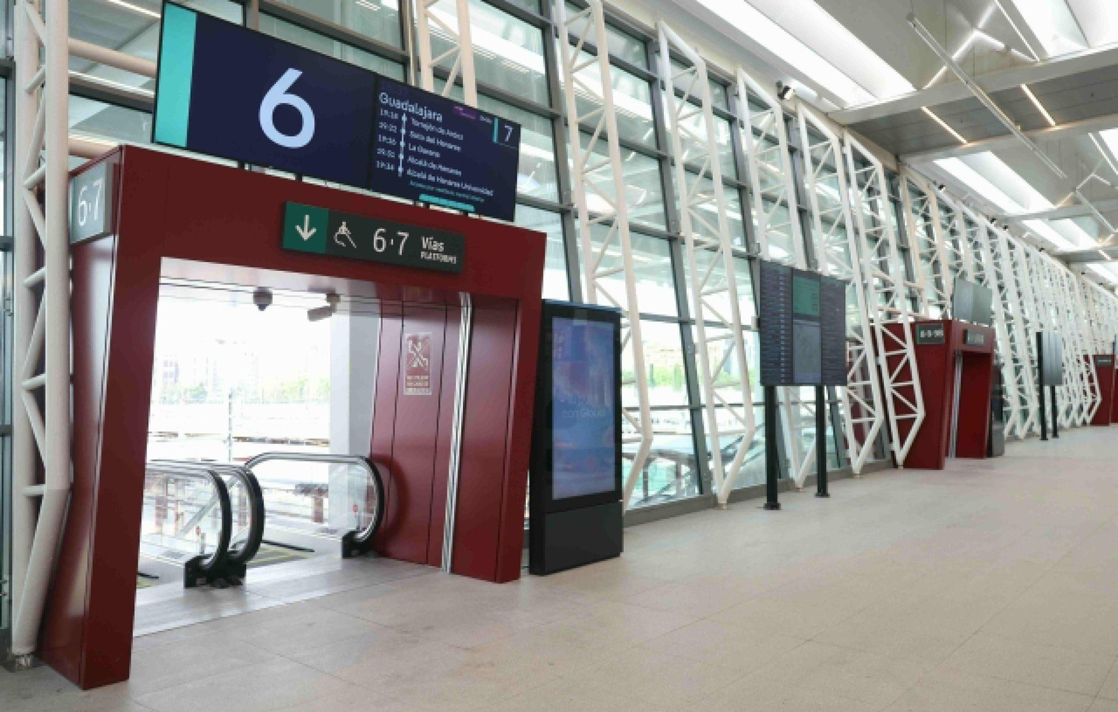 Acceso a los andenes en la estación Madrid Chamartín-Clara Campoamor.