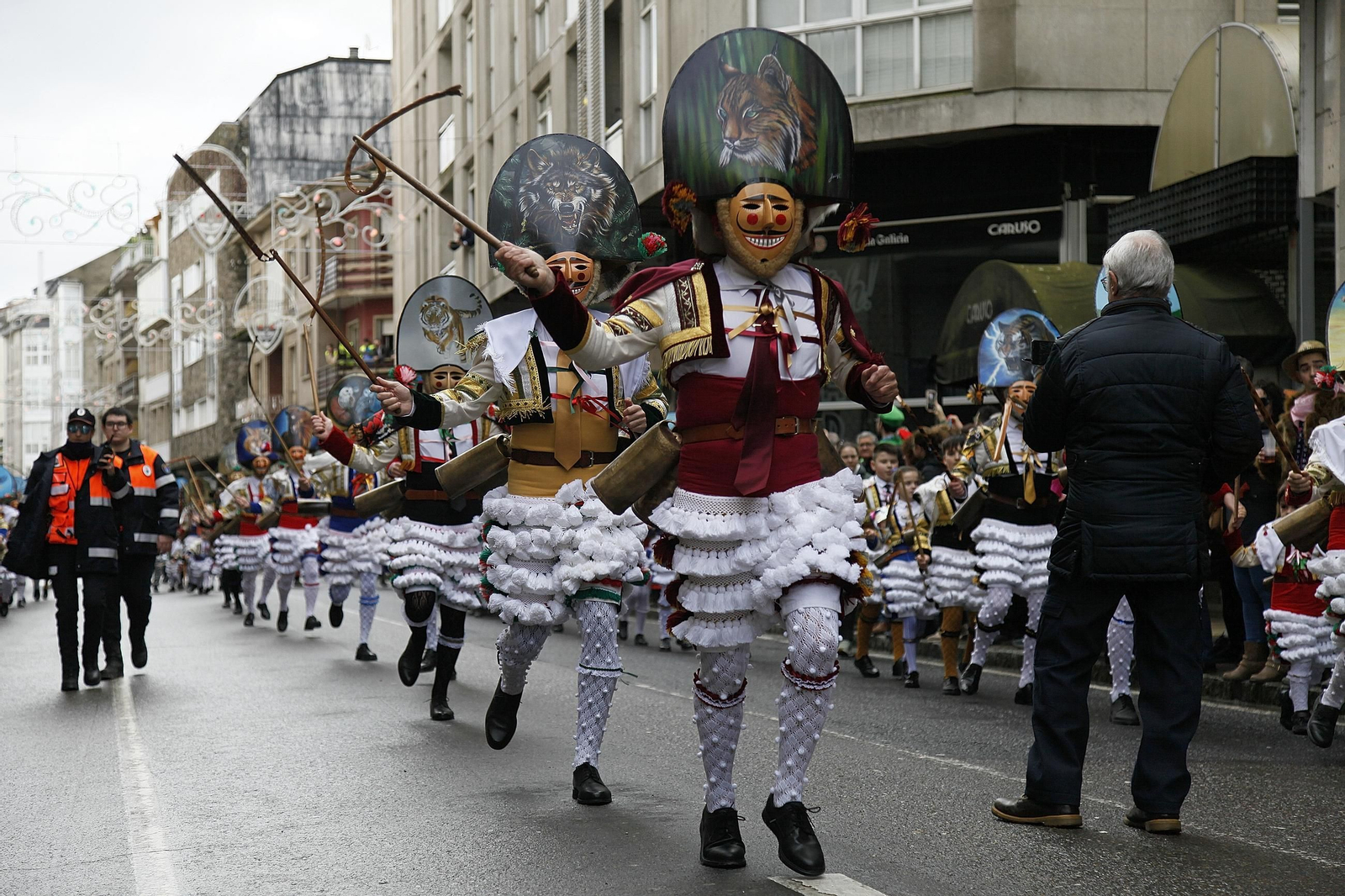 Galería | Música, color y tradición con las llegada de los Cigarróns a Verín durante el Domingo de Corredoiro