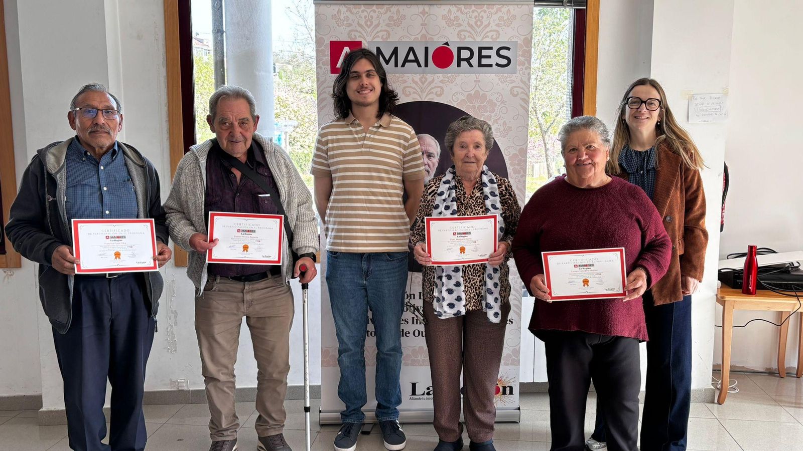 Los participantes en el taller de capacitación digital con sus correspondientes diplomas.