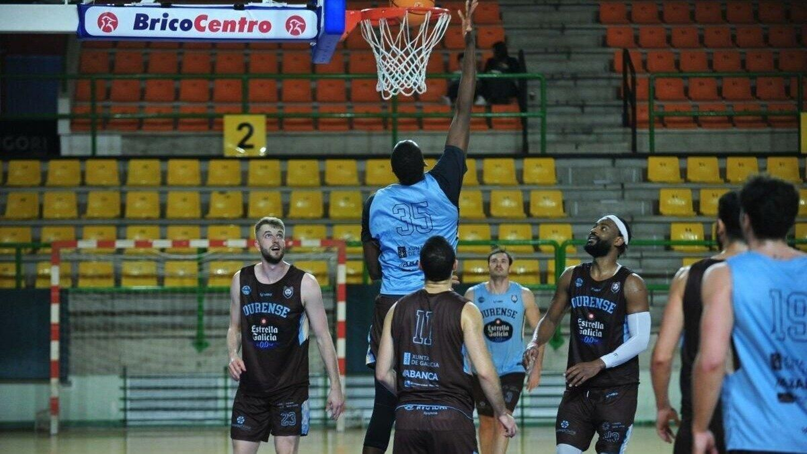 El pívot del COB Romaro Gill trata de anotar una canasta durante un entrenamiento en el Pazo.