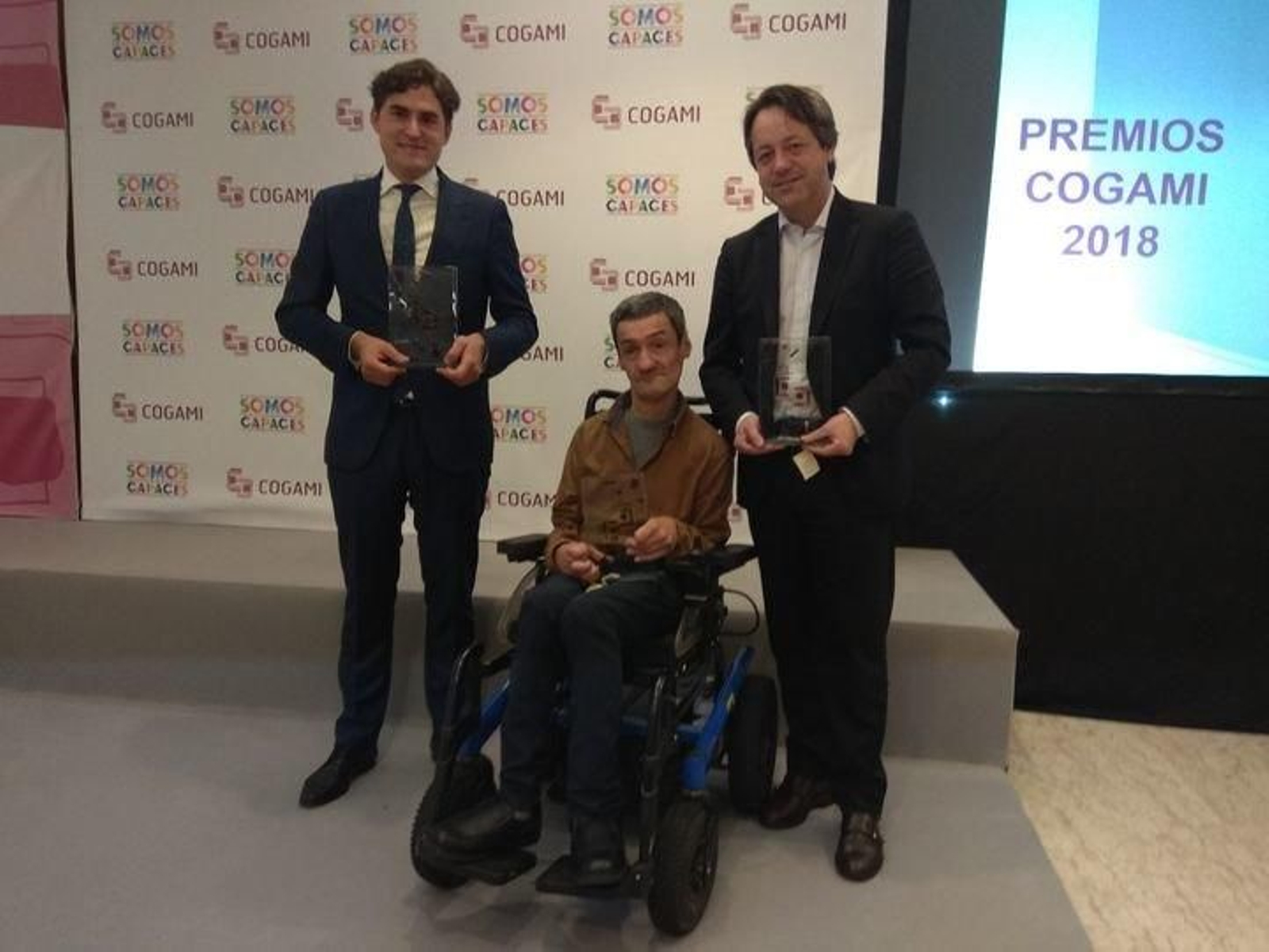 Manuel Novoa, en silla de ruedas, recibe el premio.