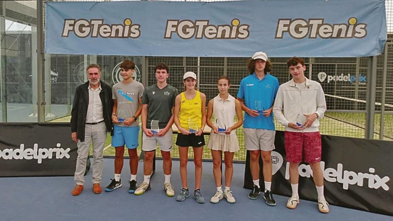 El presidente de la Federación Gallega acompaña a los tenistas júnior más destacados, en la entrega de premios en Padelprix.