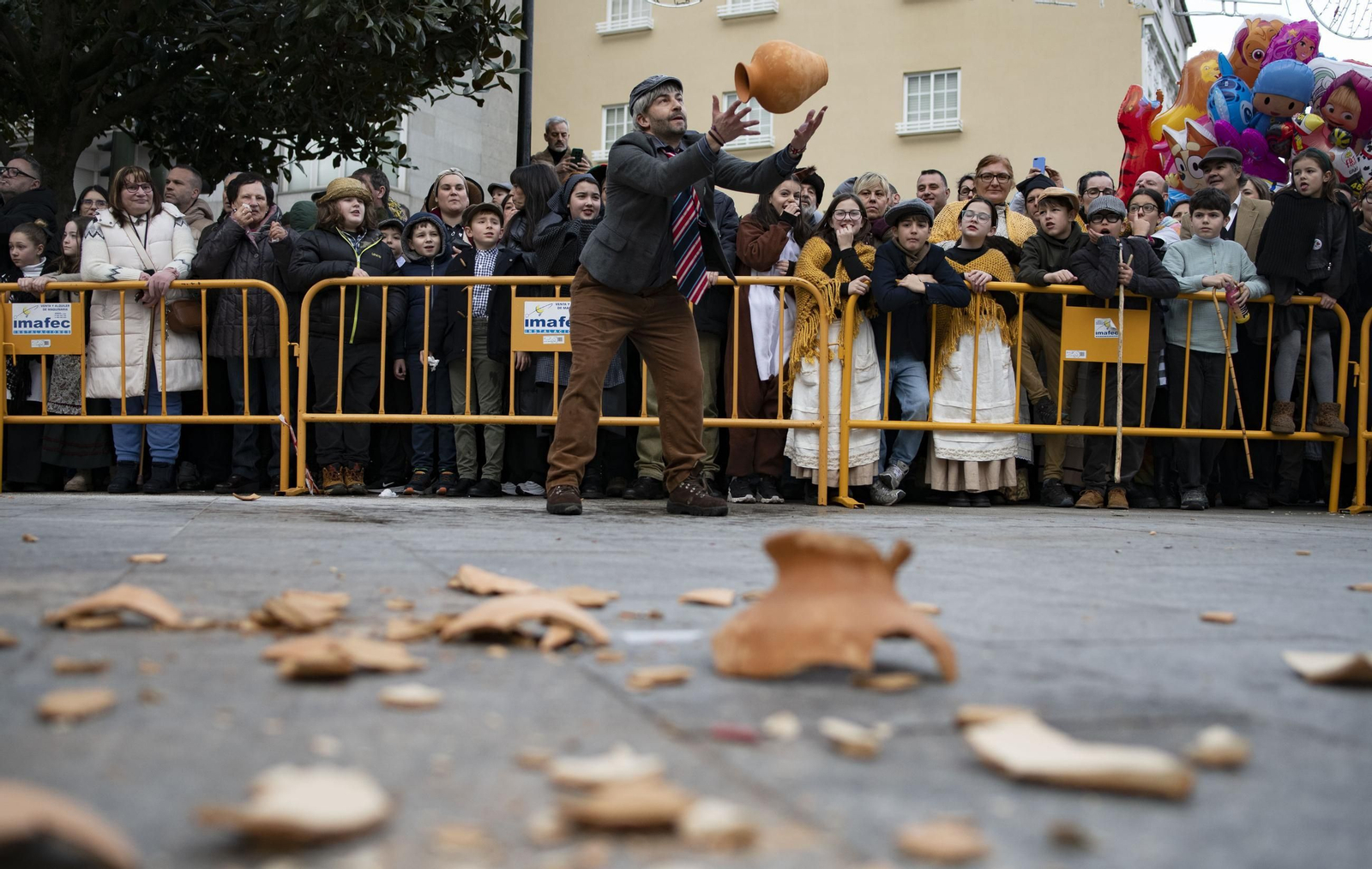 Galería |  Xinzo celebra su Domingo Oleiro con las olas volando en la Plaza Mayor