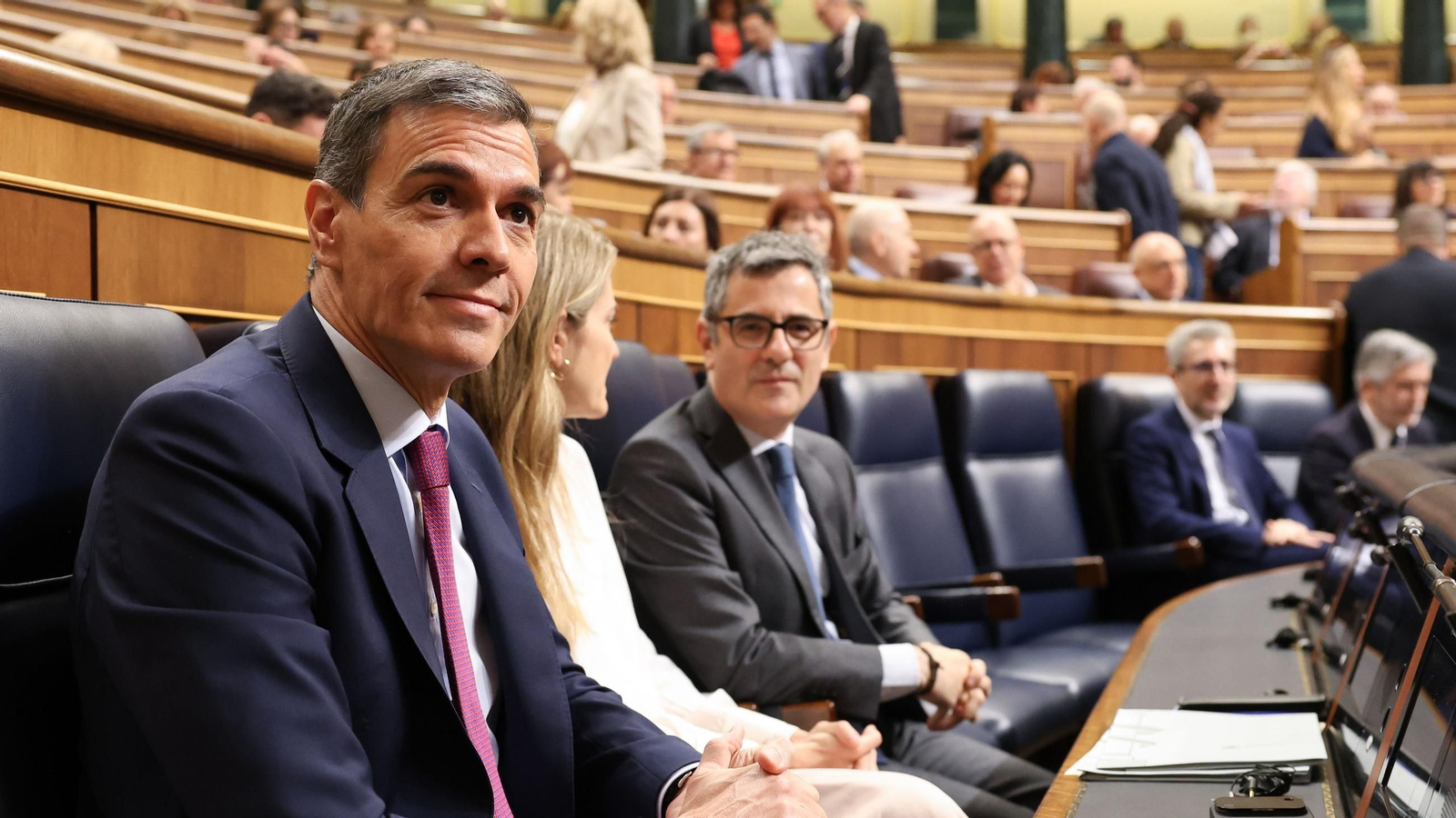 El presidente del Gobierno, Pedro Sánchez; la vicepresidenta tercera y ministra para la Transición Ecológica y el Reto Demográfico, Sara Aagesen, y el ministro de la Presidencia, Justicia y Relaciones con las Cortes, Félix Bolaños