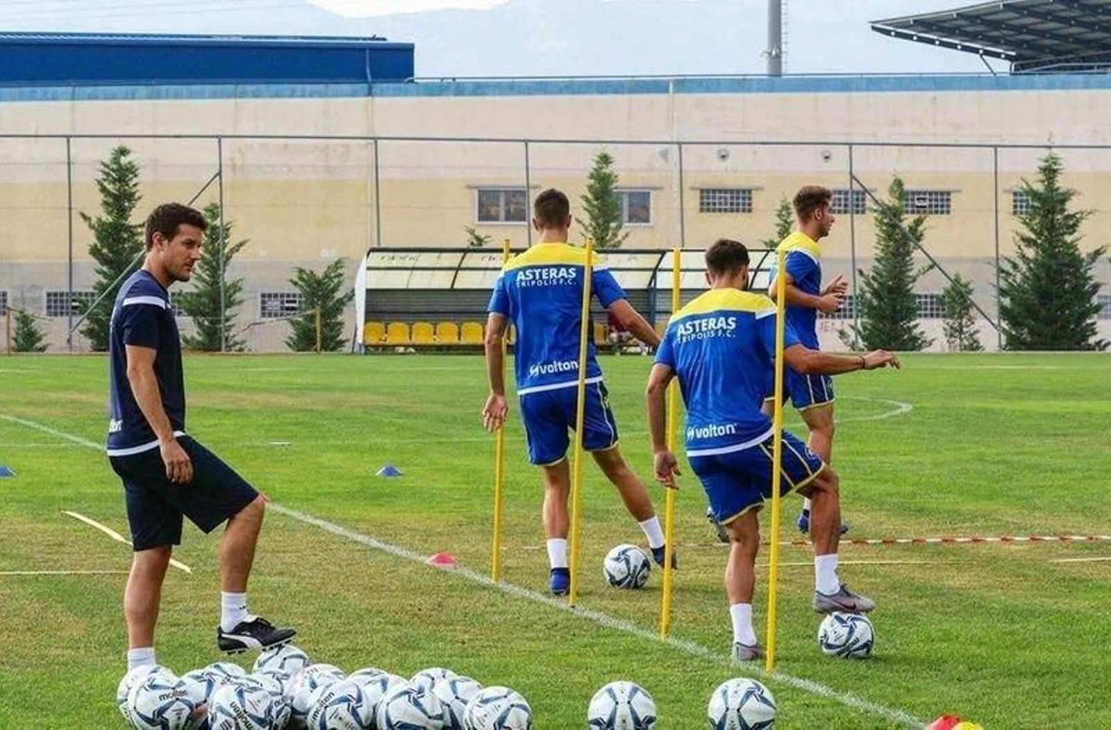 El ourensano Ismael García, técnico asistente del Asteras Tripolis, en el campo de entrenamiento del conjunto griego.